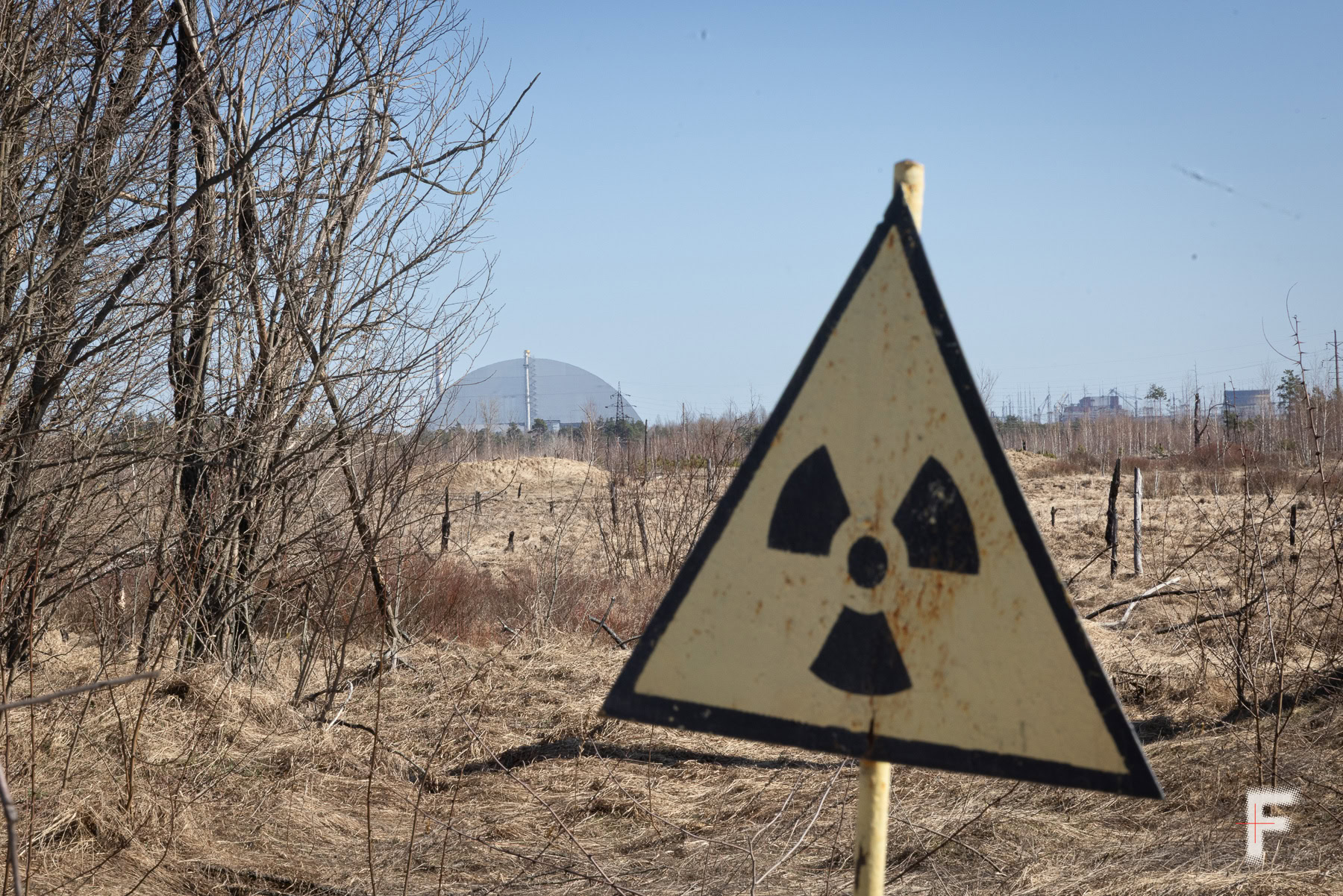 Знак радіаційної небезпеки на території Чорнобильської зони відчуження, Україна, 2026