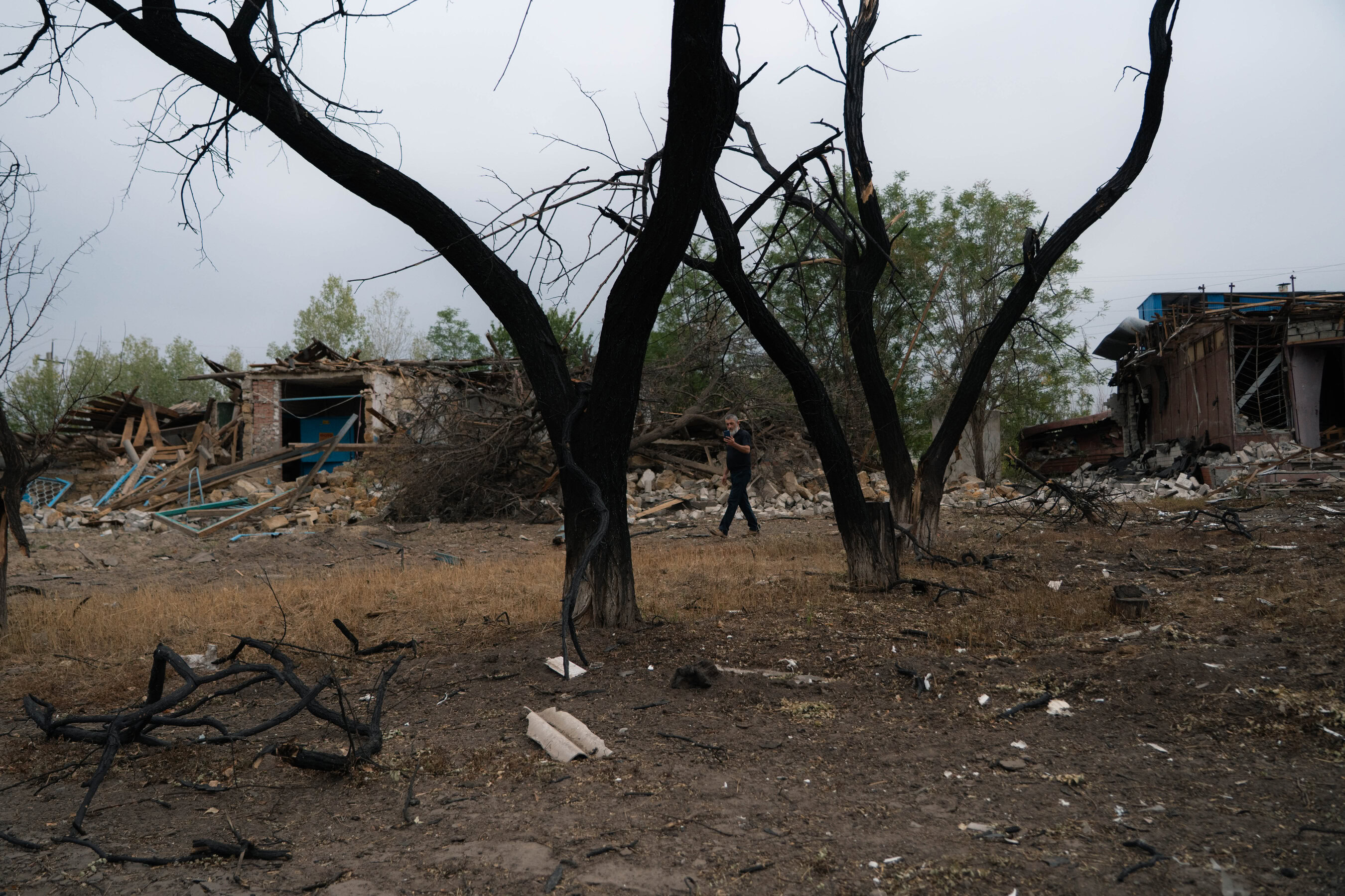 Волонтер знімає зруйноване село внаслідок бойових дій