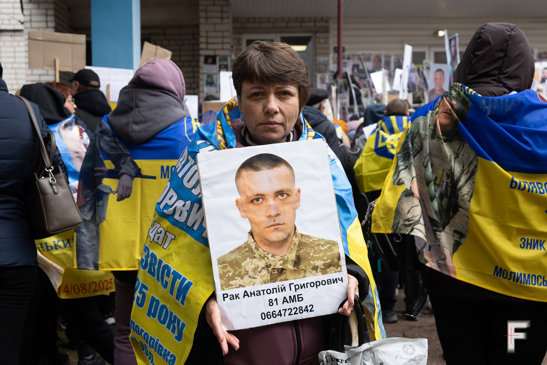 Людмила тримає портрет сина, який зник у березні 2025 року та перебуває в російському полоні, Україна, 2026