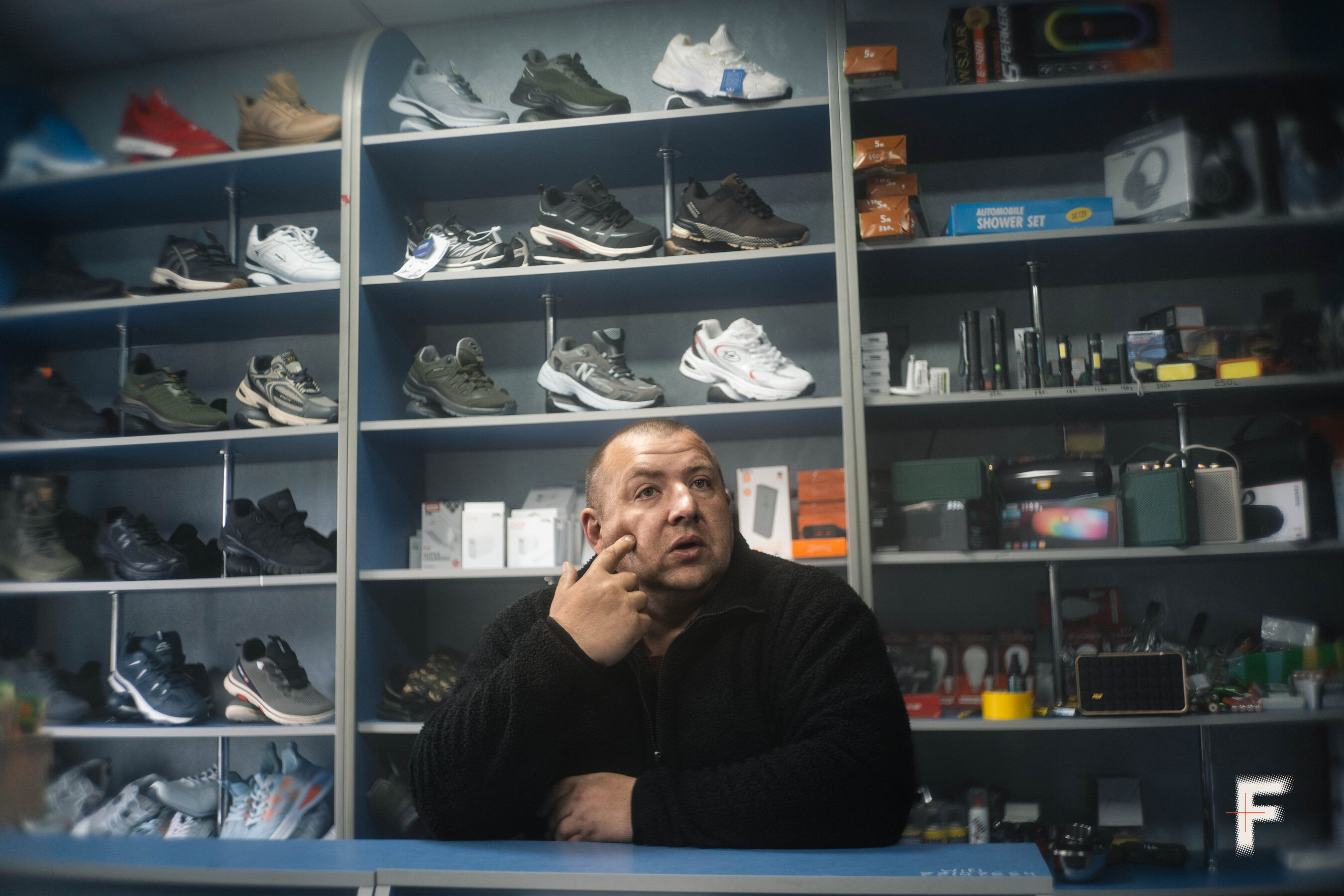 Продавець Валентин у магазині в Чаплиному, Дніпропетровська область, Україна, 2026