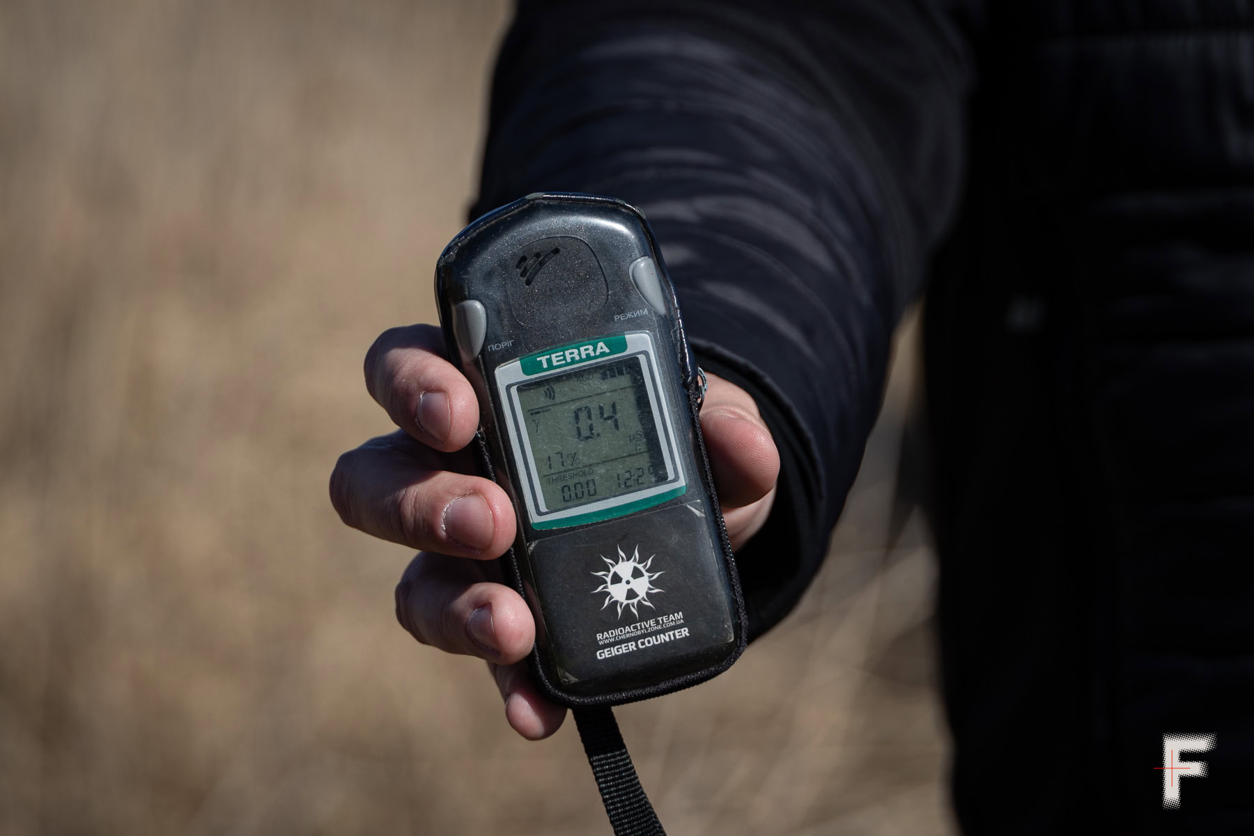 Радіаційний фон на місці покинутих окопів російських військових у Чорнобильській зоні, Україна, 2026