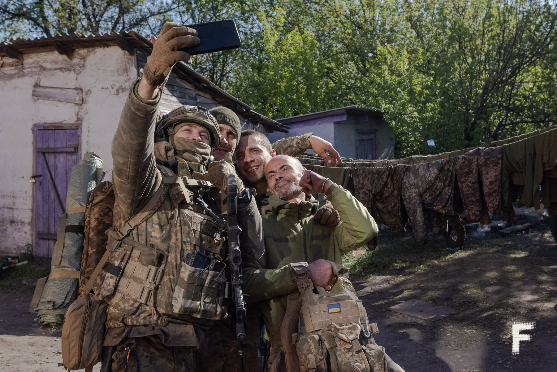 Бійці ЗСУ фотографуються перед штурмом російських позицій на Покровському напрямку, 2025