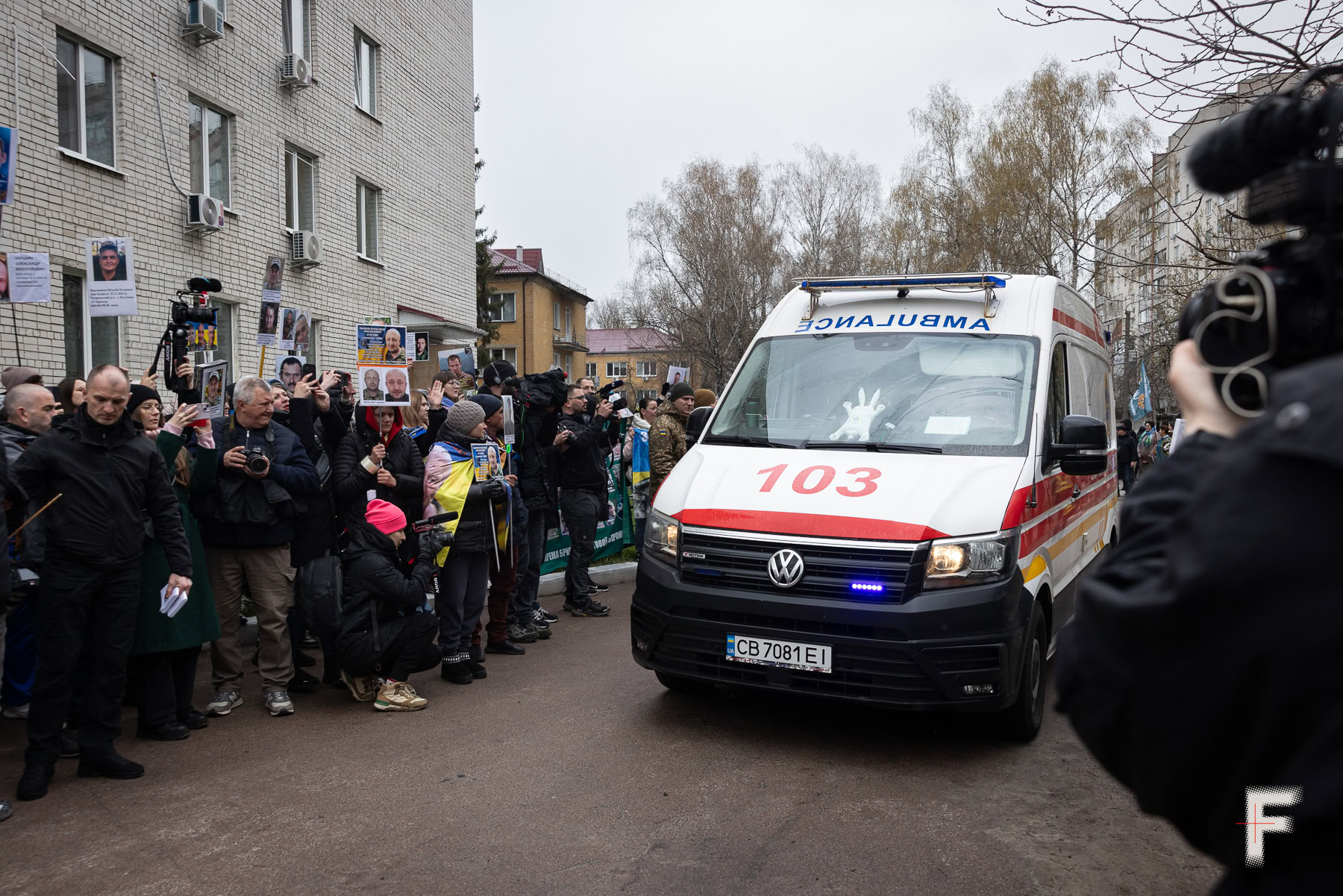 Швидка допомога привозить звільнених українських військовополонених під час обміну з Росією, Україна, 2026