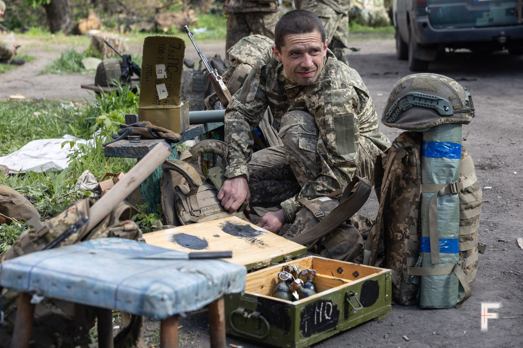 Український військовий готує рюкзак перед штурмом лісосмуг поблизу Покровська, 2025