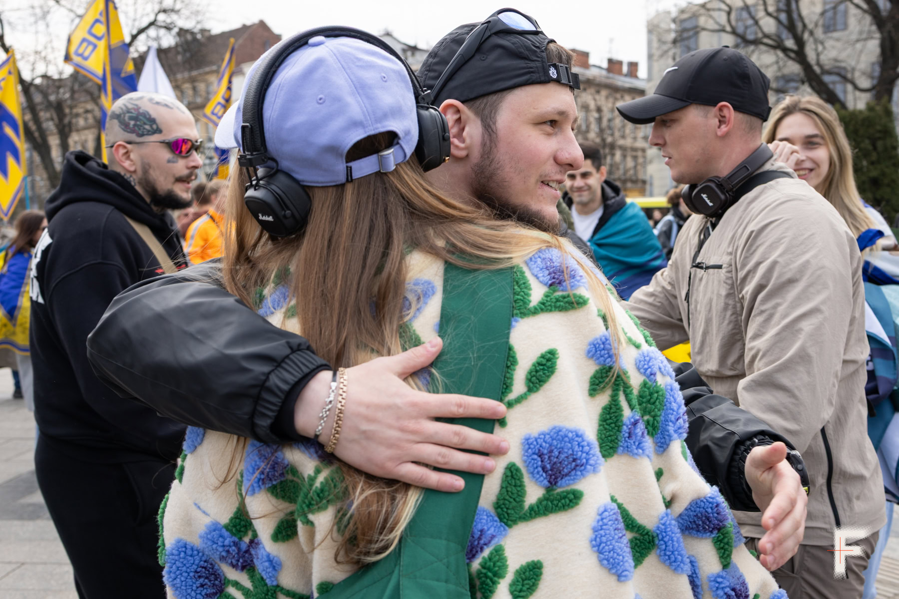 Владислав Чугуєнко зустрічає друзів перед акцією на підтримку військовополонених у Львові, Україна, 28 березня 2026