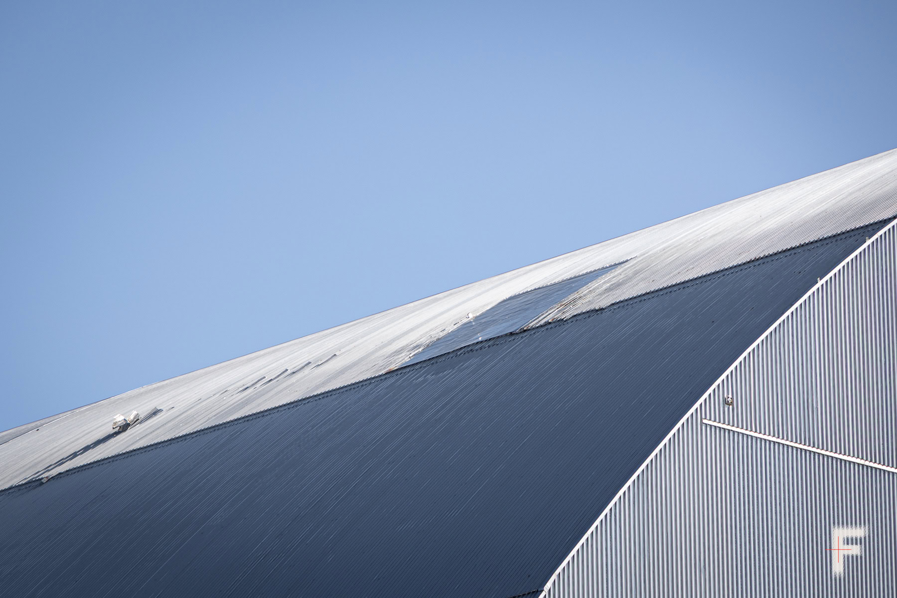 Сліди від удару дрона в Чорнобильській зоні відчуження після атаки, Україна, 2026