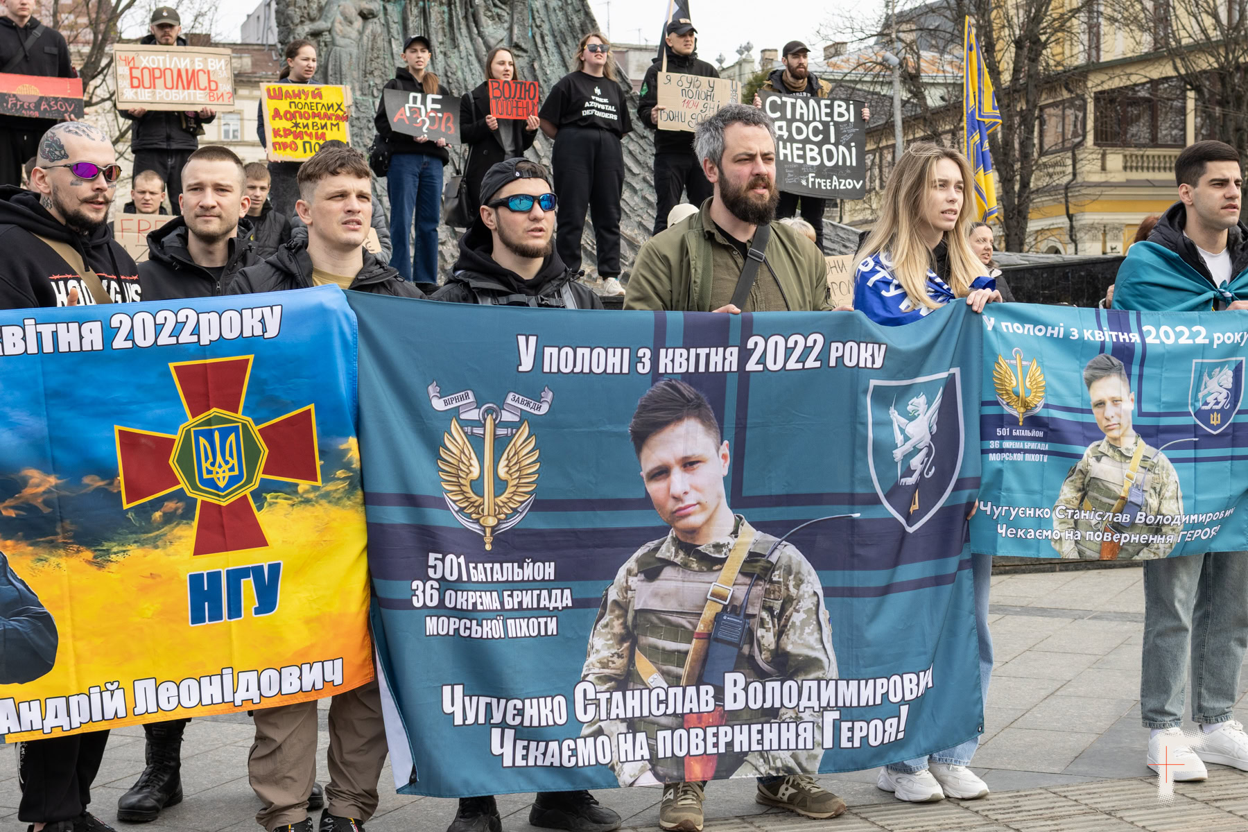 Владислав Чугуєнко тримає прапор із фотографією брата-близнюка, який досі перебуває в російському полоні, Львів, Україна, 2026