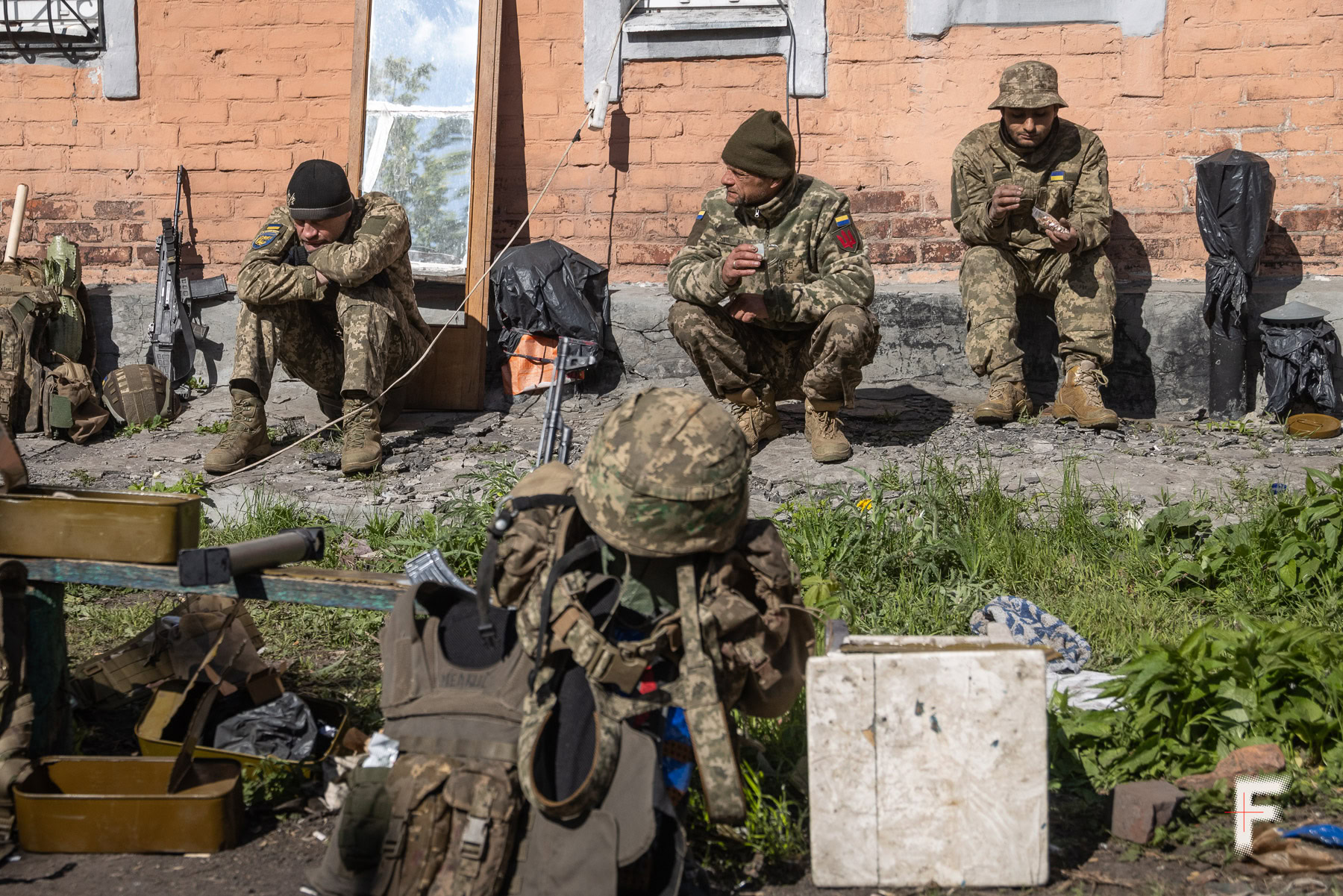Боєць із позивним «Покемон» чекає виїзду на штурм російських позицій, Донеччина, 2025