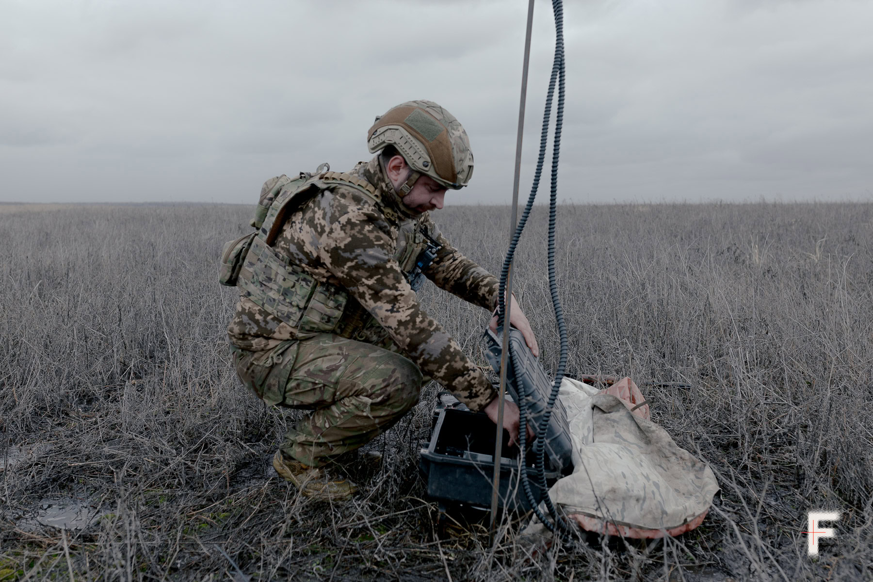 Командир Андрій Полівка перевіряє звукометричний приймач під час бойової роботи у Харківській області, 2026