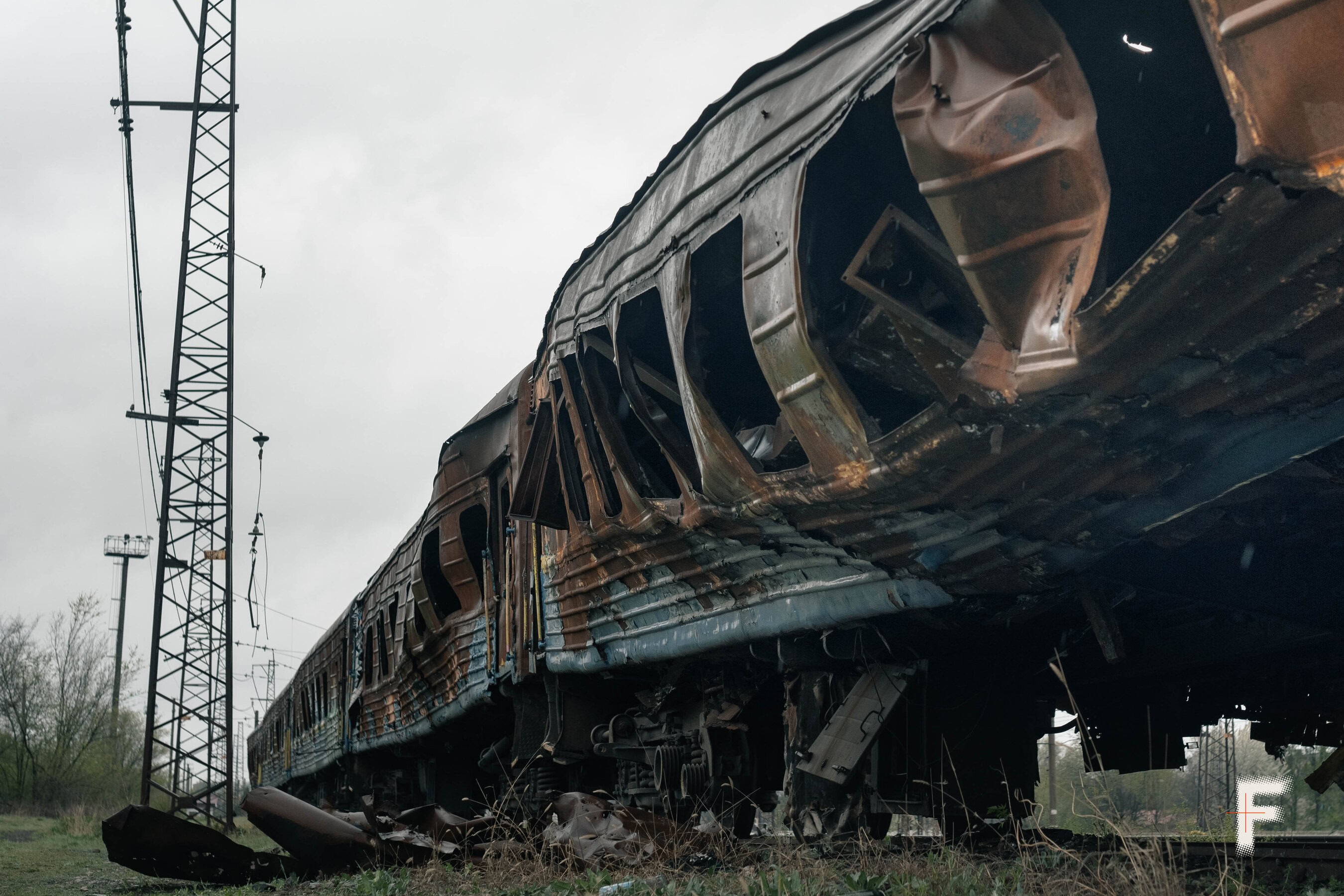Пошкоджені пасажирські вагони після ракетного удару у Чаплиному, 2026