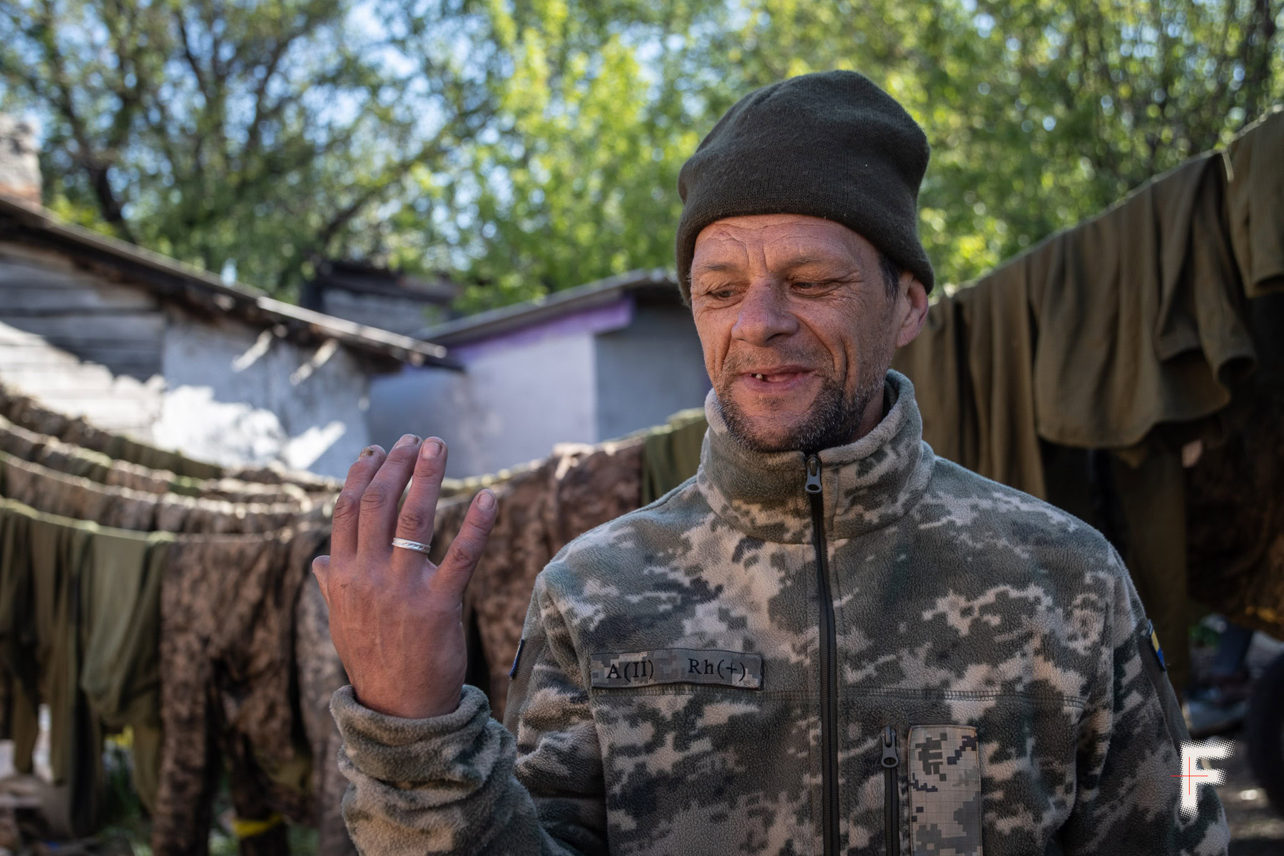 Український військовий показує обручку перед штурмом на Покровському напрямку, 2025