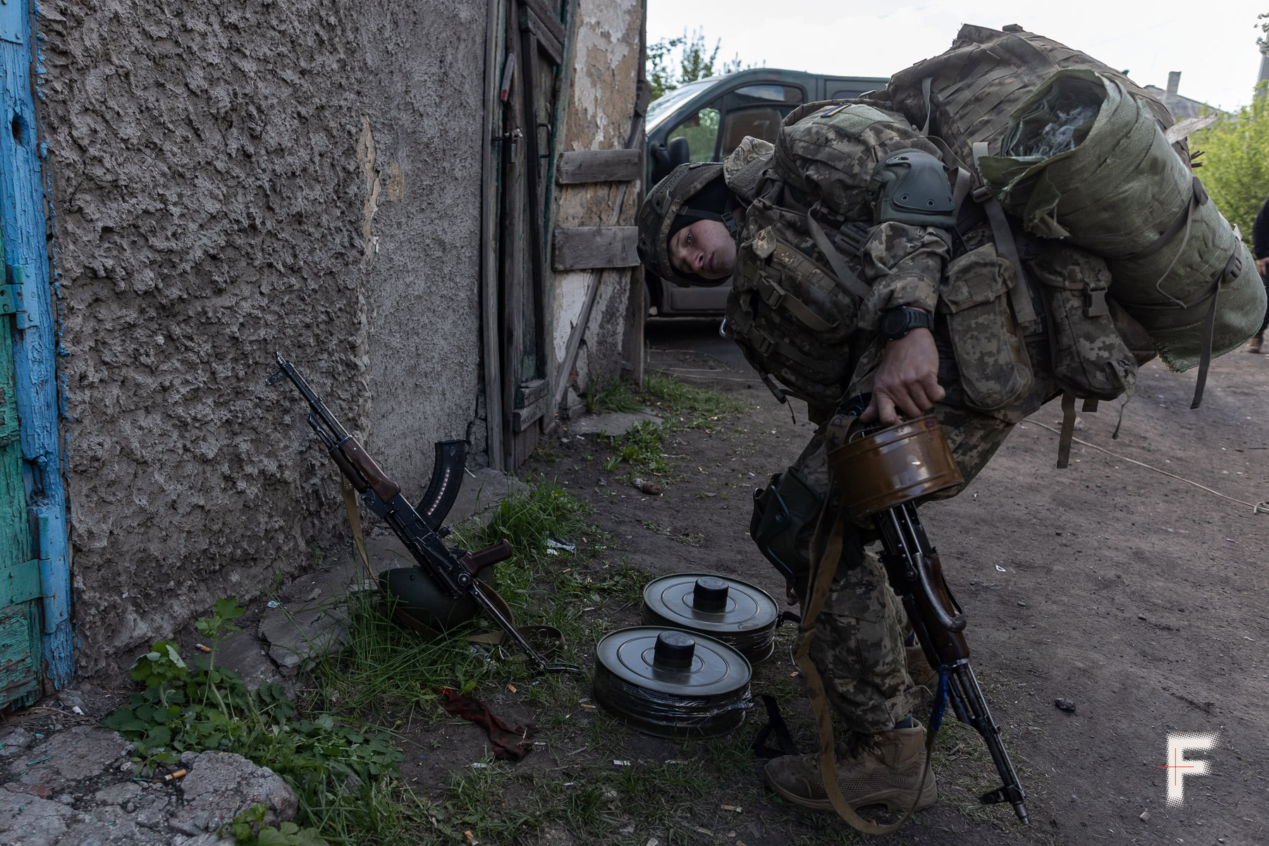 22-річний штурмовик готує димові міни для атаки на російські позиції, Донеччина, 2025