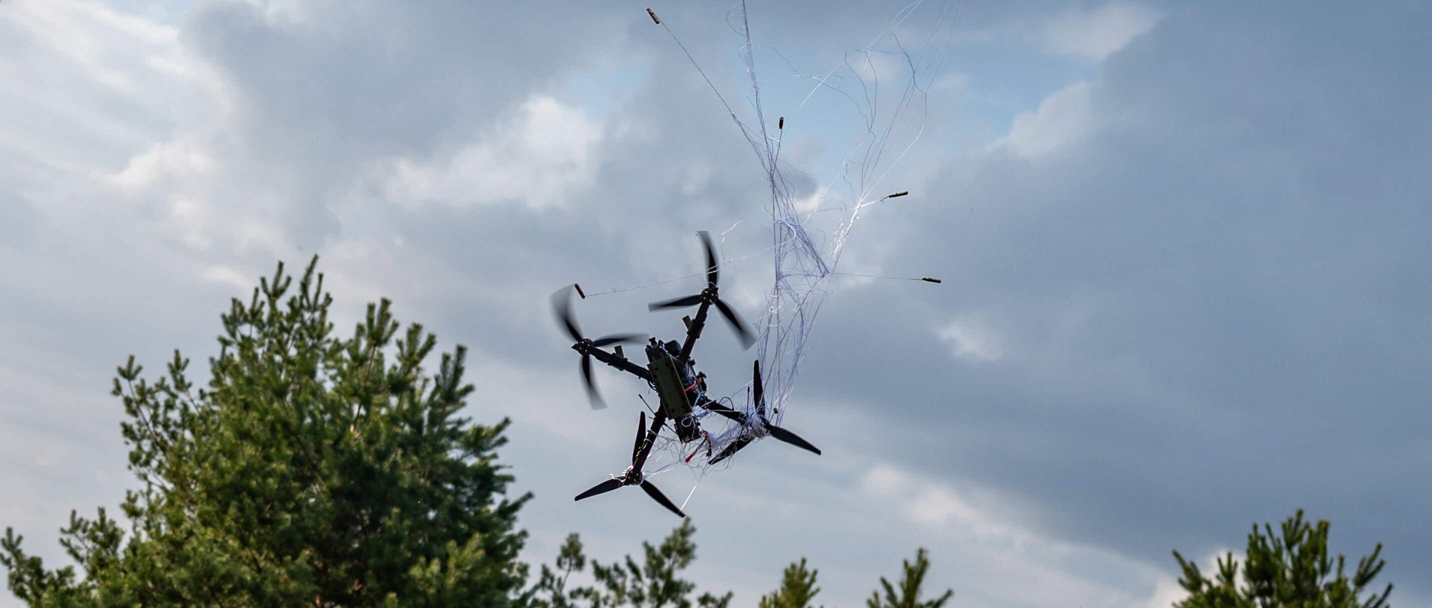 FPV-дрон заплутався у захисній сітці після перехоплення під час випробувань антидронової системи у Києві, Україна, 2 квітня 2026 року