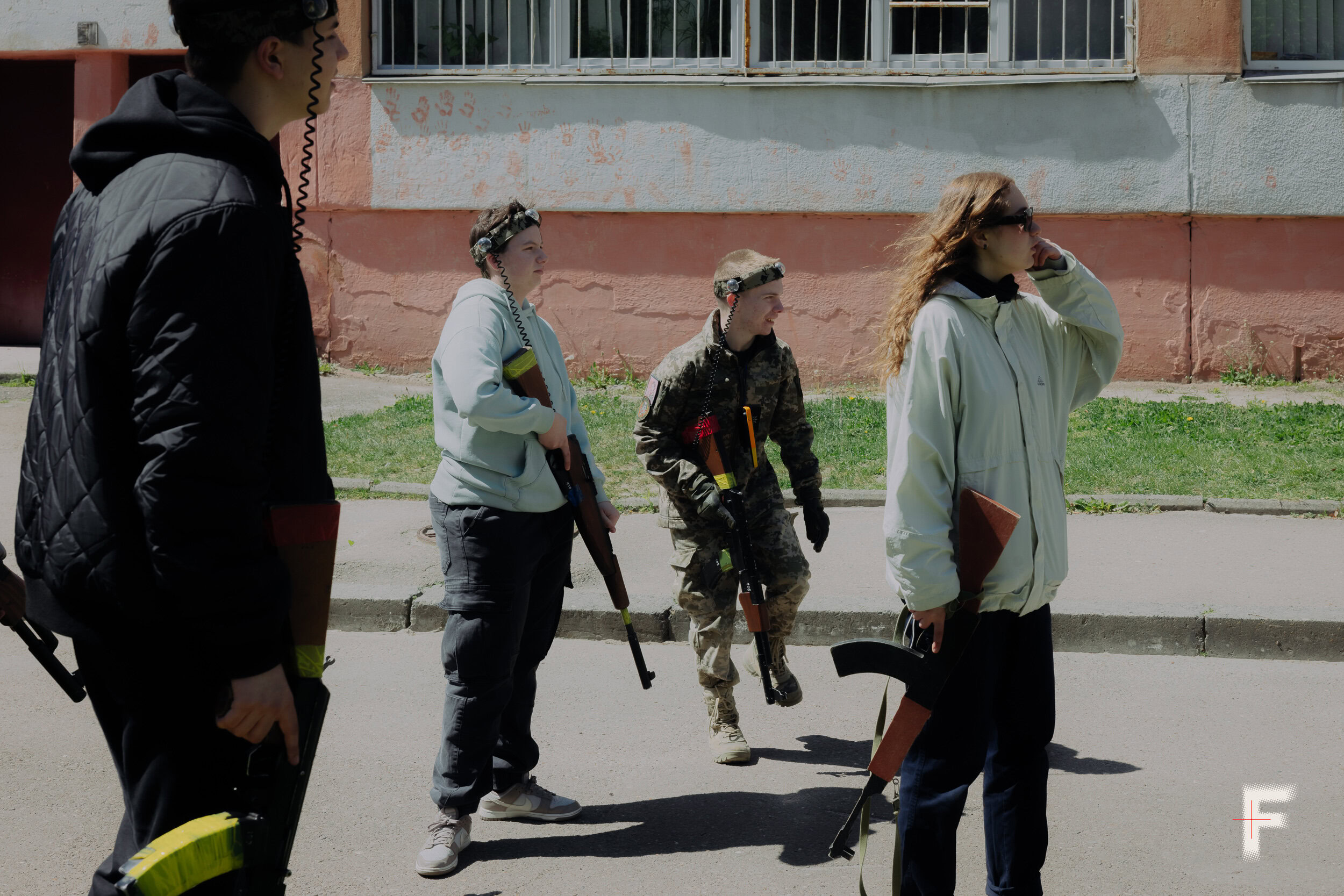 Молоді учасники разом з інструкторкою під час тренування у центрі національно-патріотичного виховання, Львів, 2026