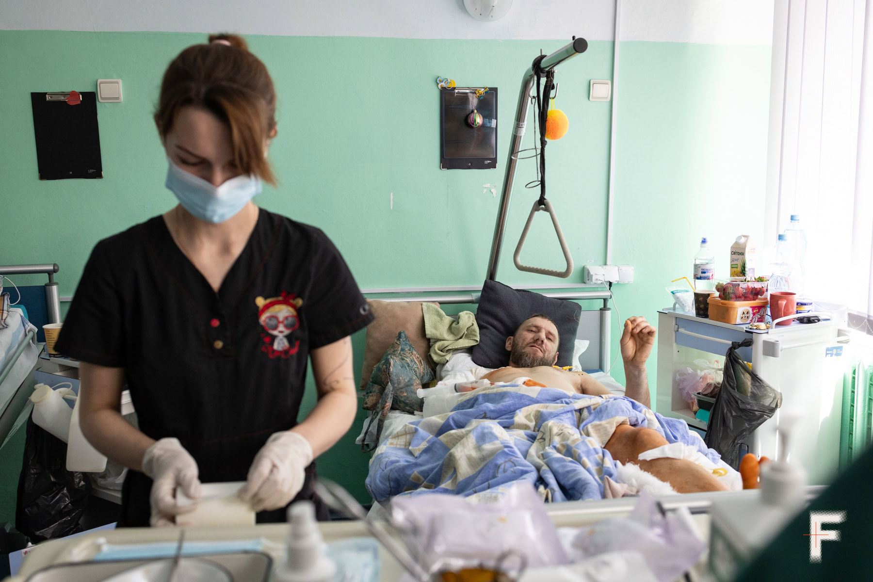 Поранений український військовий проходить відновлення у палаті після складного хірургічного втручання.