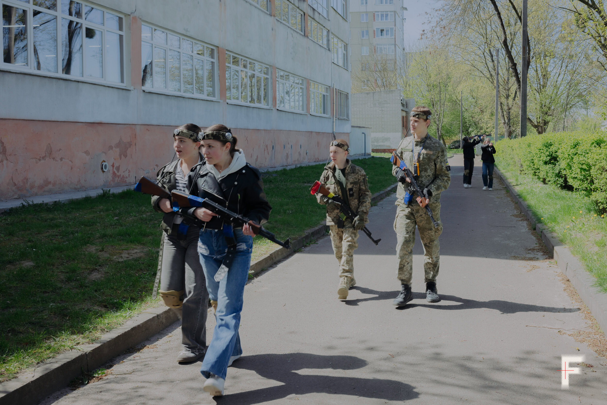 Молодь після навчання проходить біля закинутої будівлі у Львові, 2026