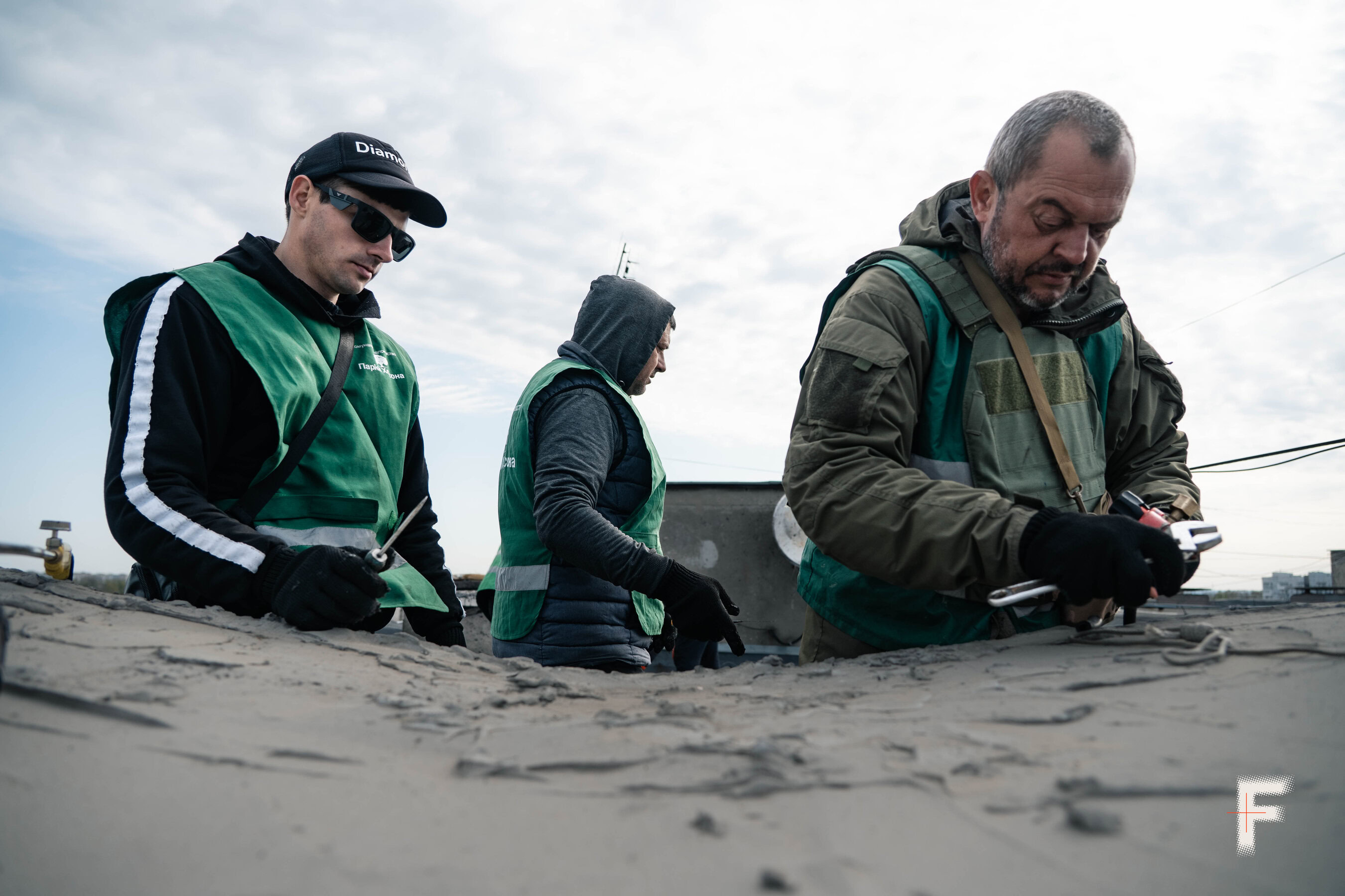 Комунальні працівники виконують аварійно-відновлювальні роботи після російських атак у Херсоні, Україна, 2 травня 2026 року.