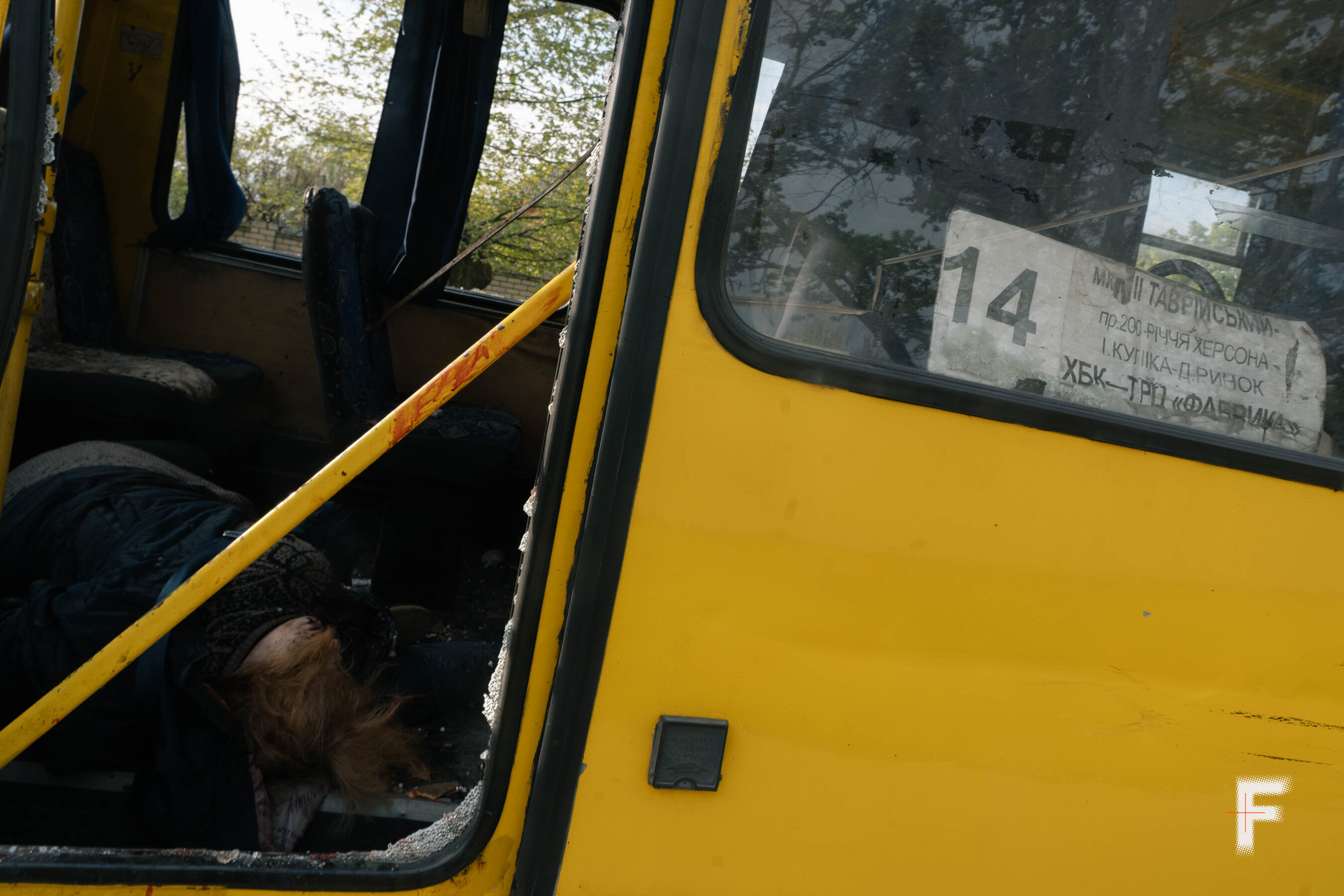 Тіло жінки в автобусі після атаки російського дрона на громадський транспорт у Херсоні, Україна, травень 2026