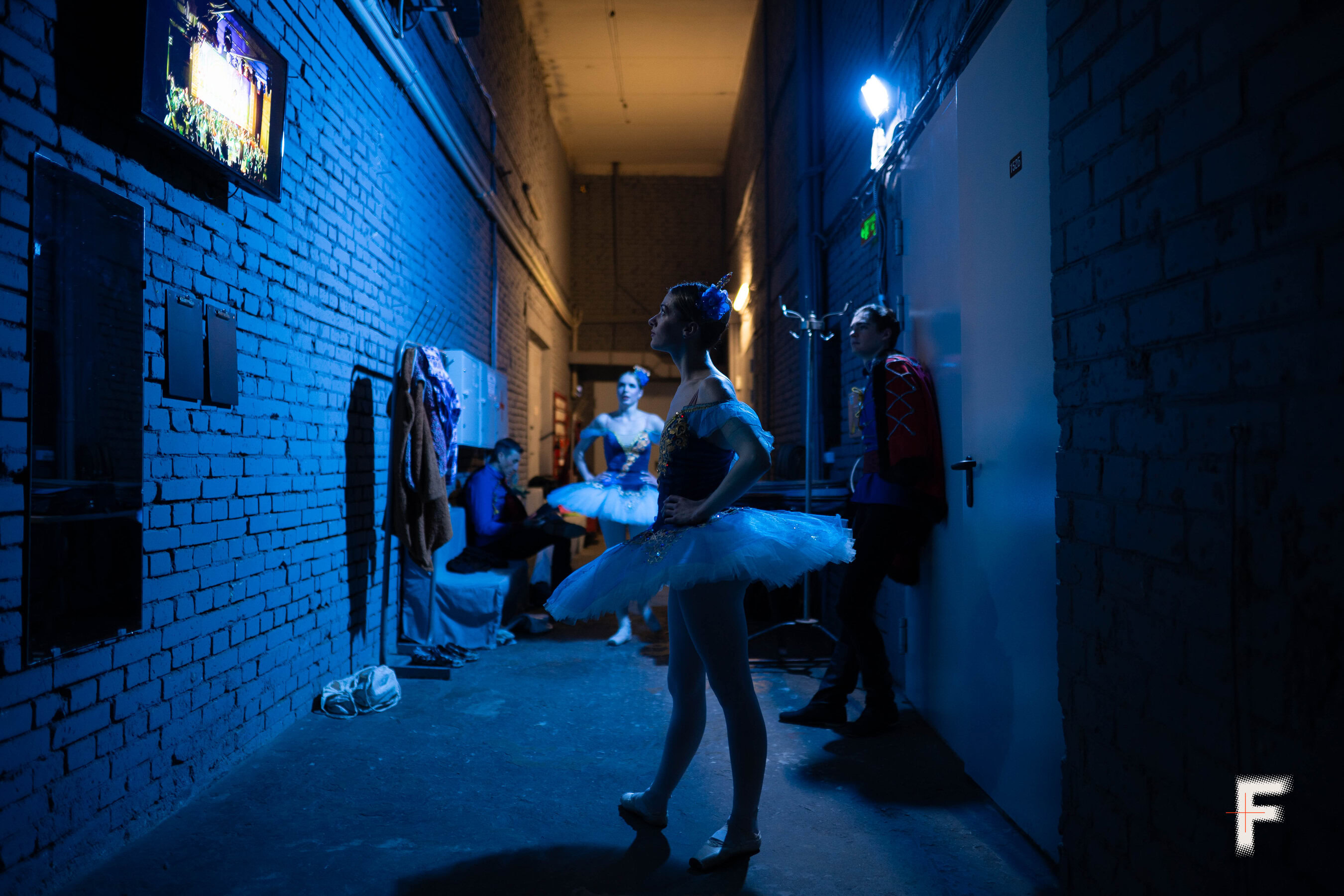 Балерини готуються до виступу на сцені Loft Stage у ХАТОБ, Україна