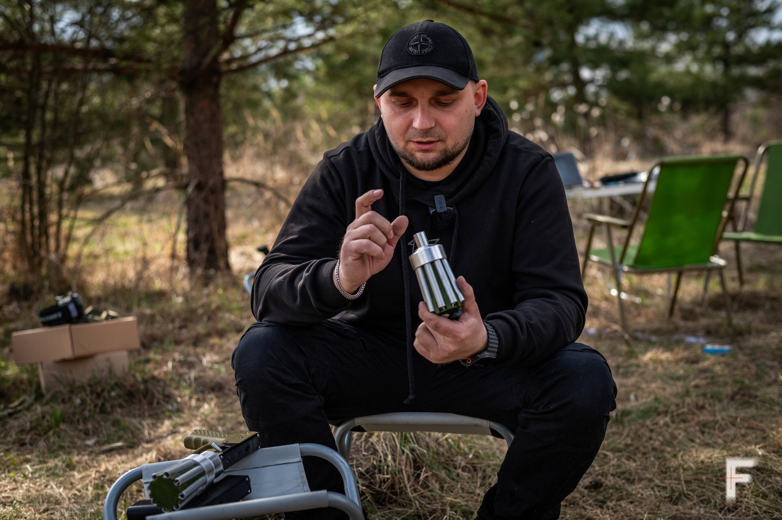 Розробник антидронового пристрою Віталій Киричок тримає змінний картридж для сіткомета у Києві, Україна, 2 квітня 2026 року