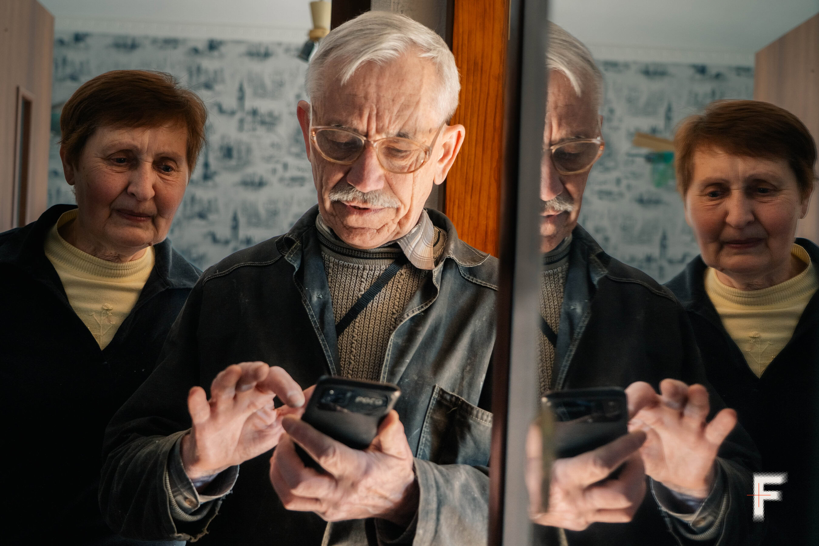 Жителі багатоповерхового будинку у Херсоні діляться пережитим після російського обстрілу та пошкодження житла, Україна, 3 травня 2026 року.