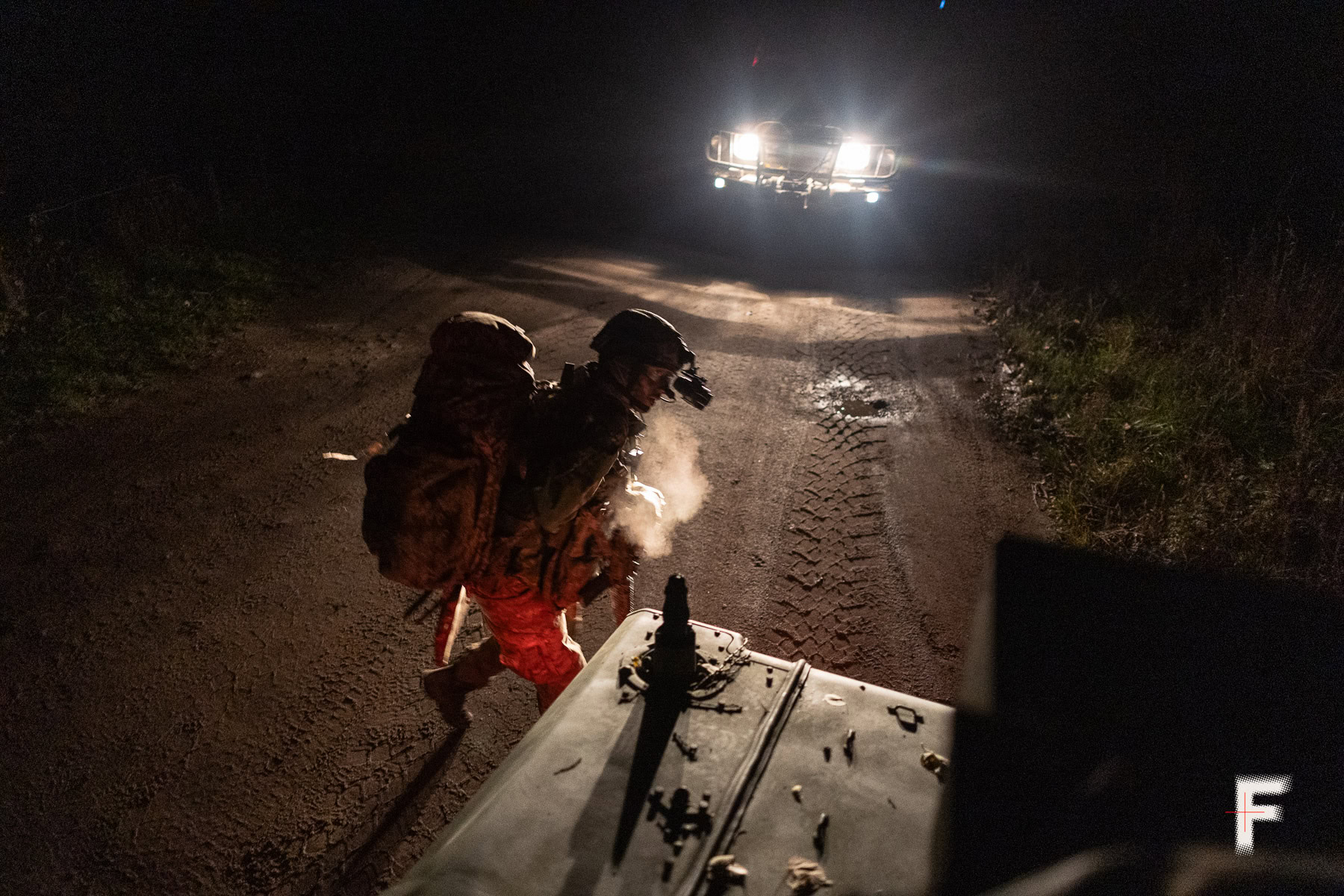 Курсант у військовій екіпіровці вантажиться у позашляховик HMMWV