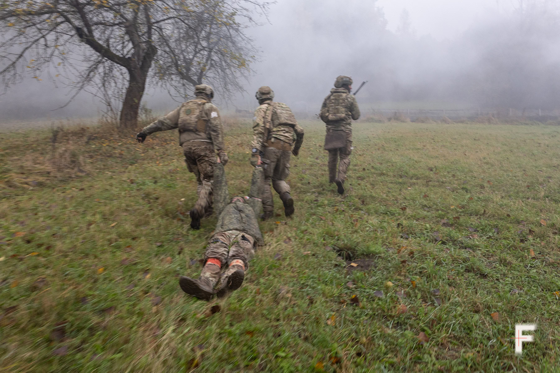 Курсанти евакуюють умовного пораненого полоненого під час відступу в ліс