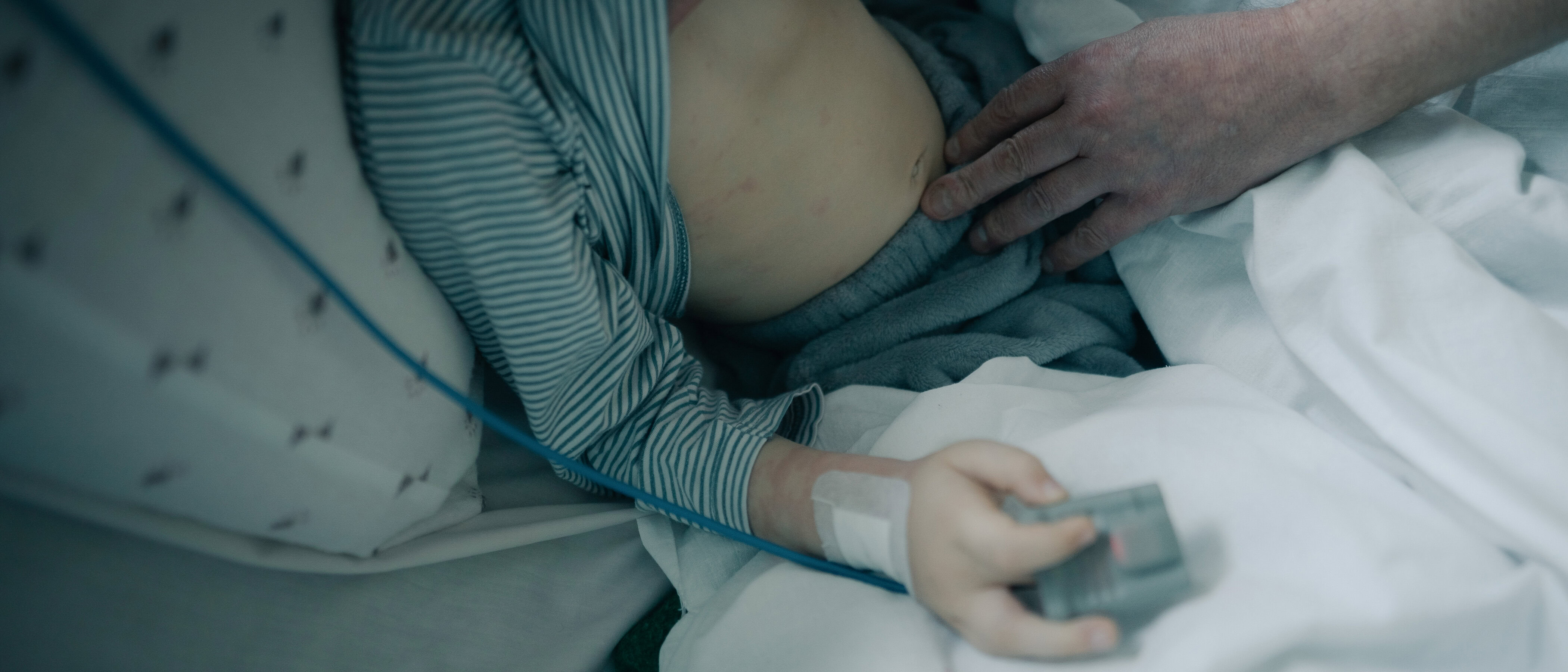 Дитина проходить медичний огляд у лікарні в Херсоні після життя під постійною загрозою обстрілів, Україна, травень 2026.