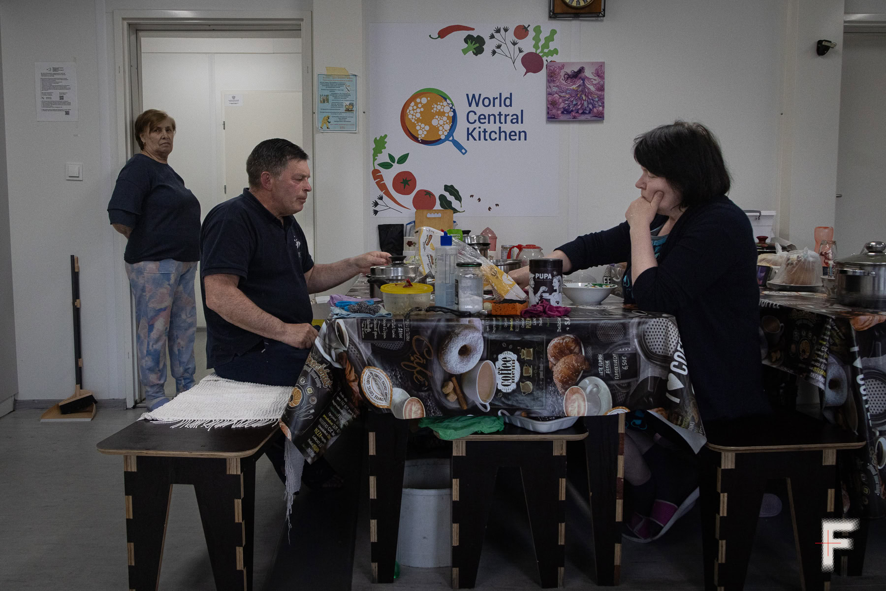 Мешканці модульного містечка для переселенців їдять у спільній кухні в Бучі, Україна, 20 квітня 2026 року.