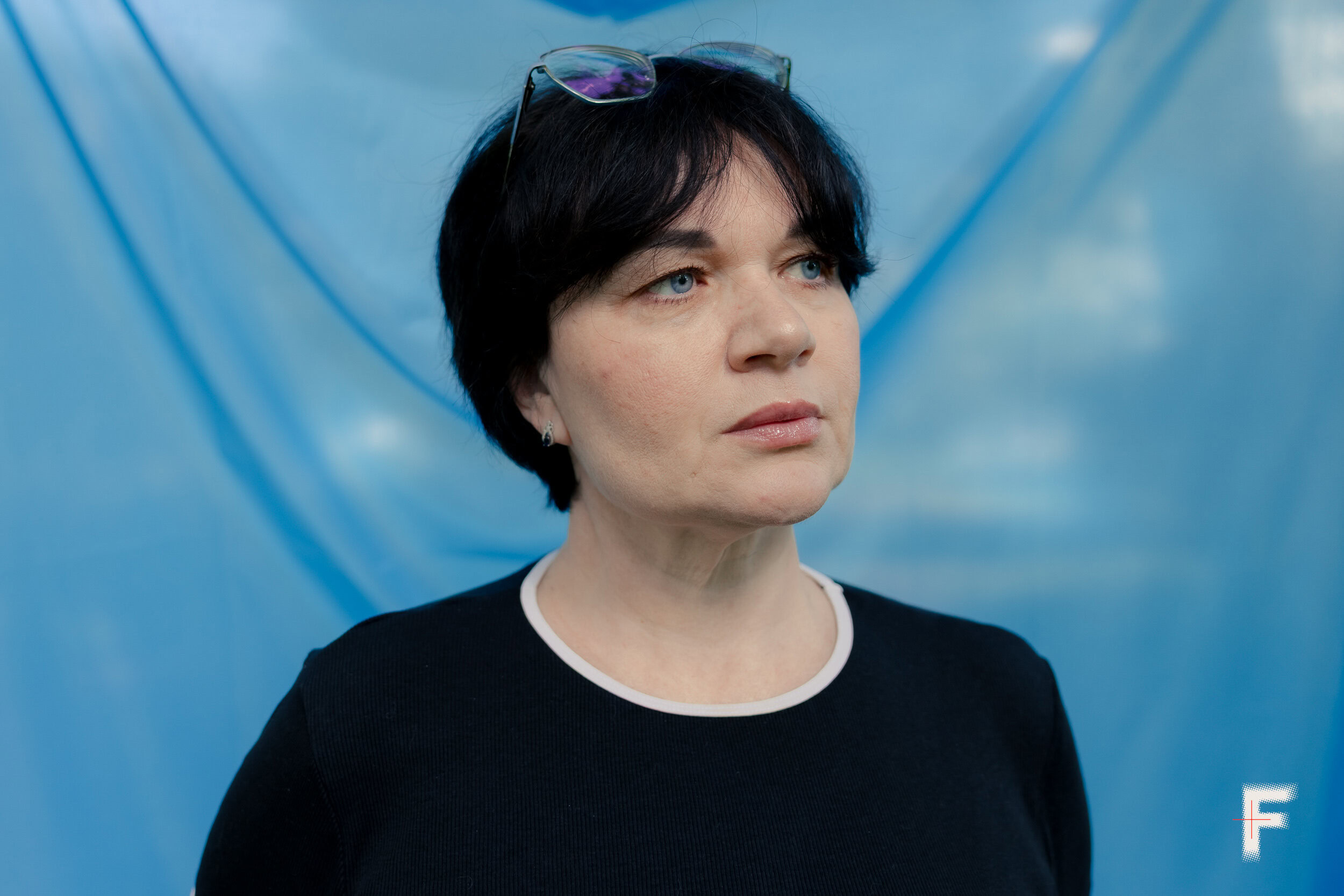 Портрет жінки, яка виїхала з окупованого Маріуполя після російського вторгнення.