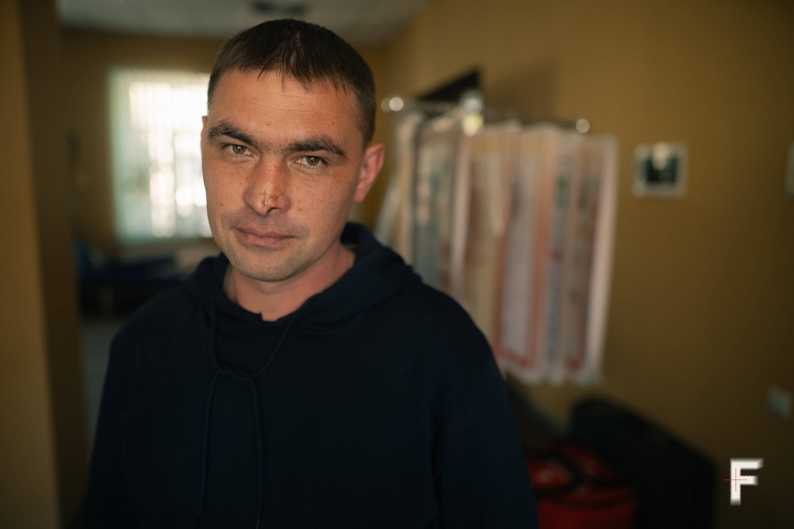 Старший фельдшер підстанції Микола Степанюк у Херсоні під час роботи системи екстреної медичної допомоги в прифронтовому місті, травень 2026.