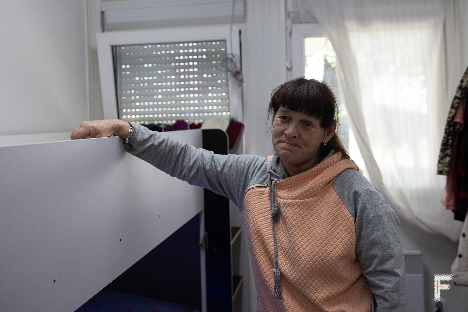 Жінка-переселенка перебуває у своїй кімнаті в модульному містечку в Бучі, Київська область, Україна, 14 травня 2026 року.