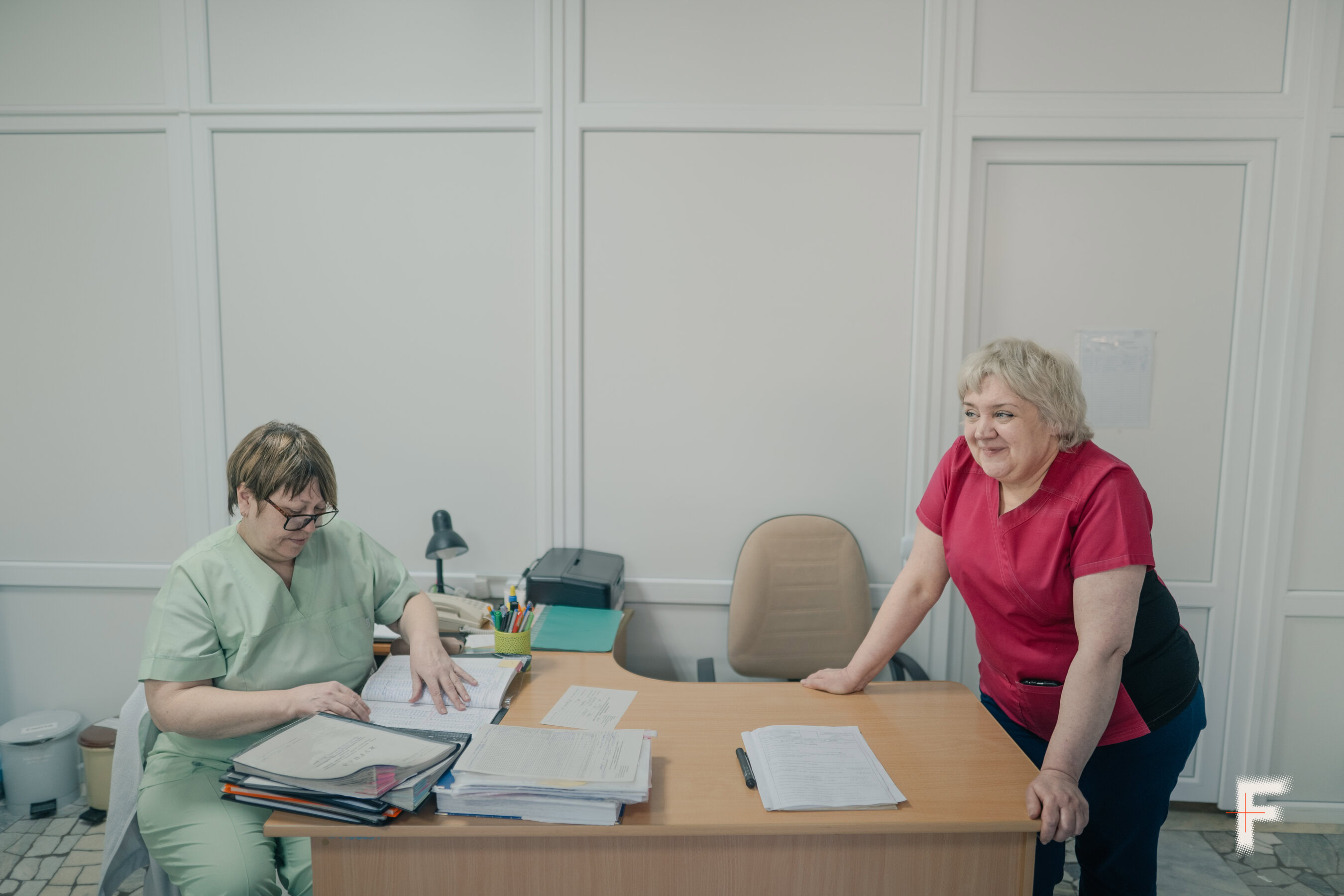 Олена Грицун та Ольга Пілярська, працівниці медичного закладу в Херсоні, під час роботи з пацієнтами у прифронтовому місті, травень 2026.