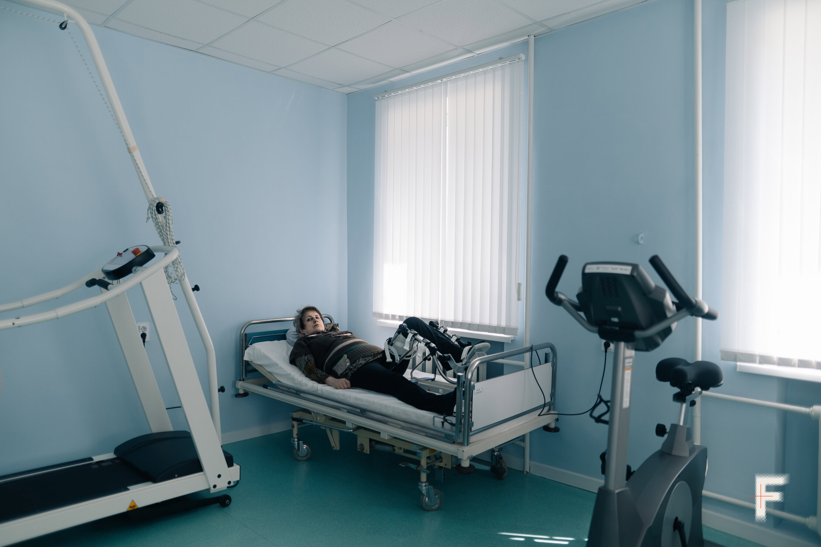 Пацієнтка проходить медичні процедури та реабілітацію в лікарні Херсона після травм, спричинених війною, травень 2026.