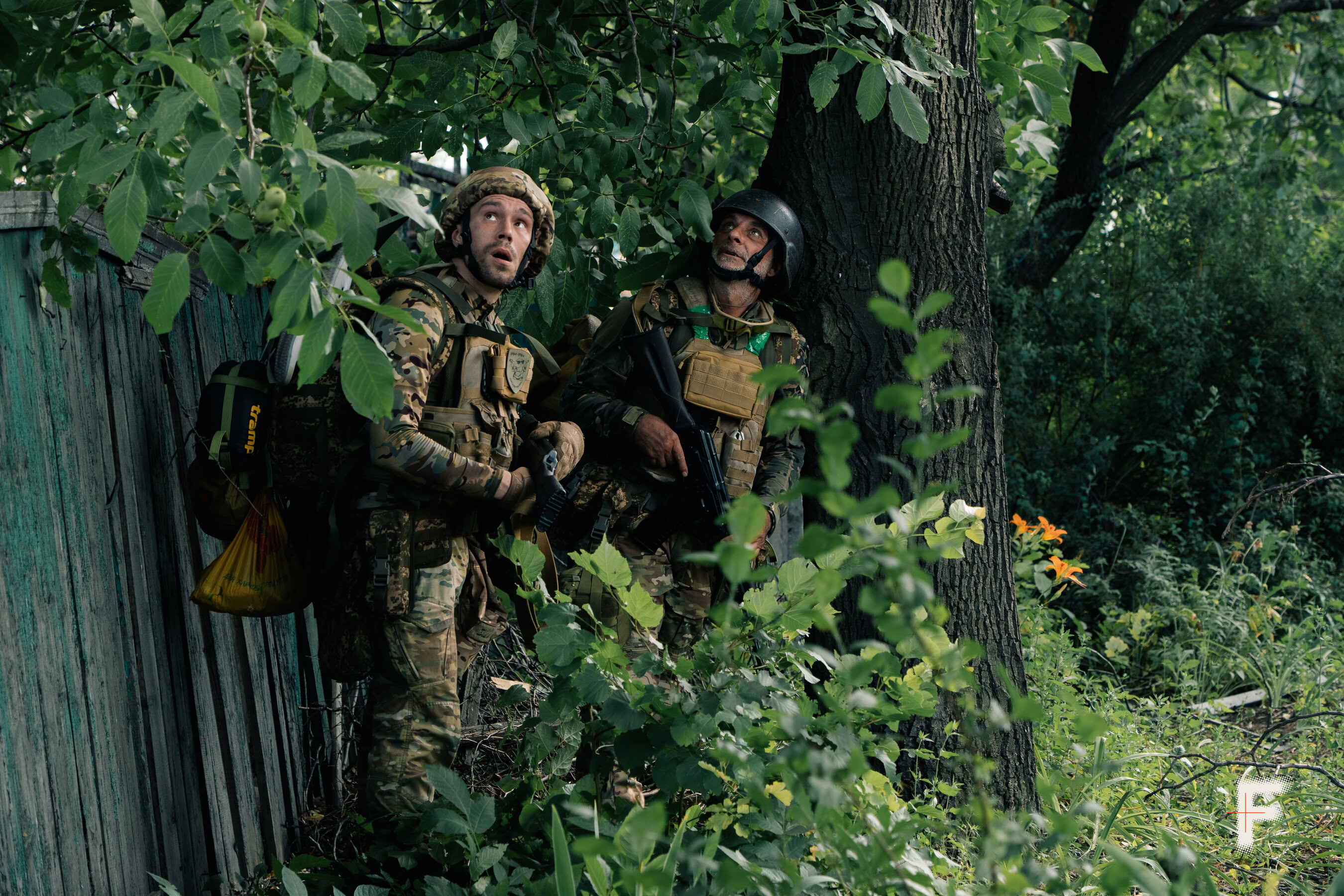 Військові ховаються під кронами дерев від розвідувальних дронів на вулицях Добропілля.