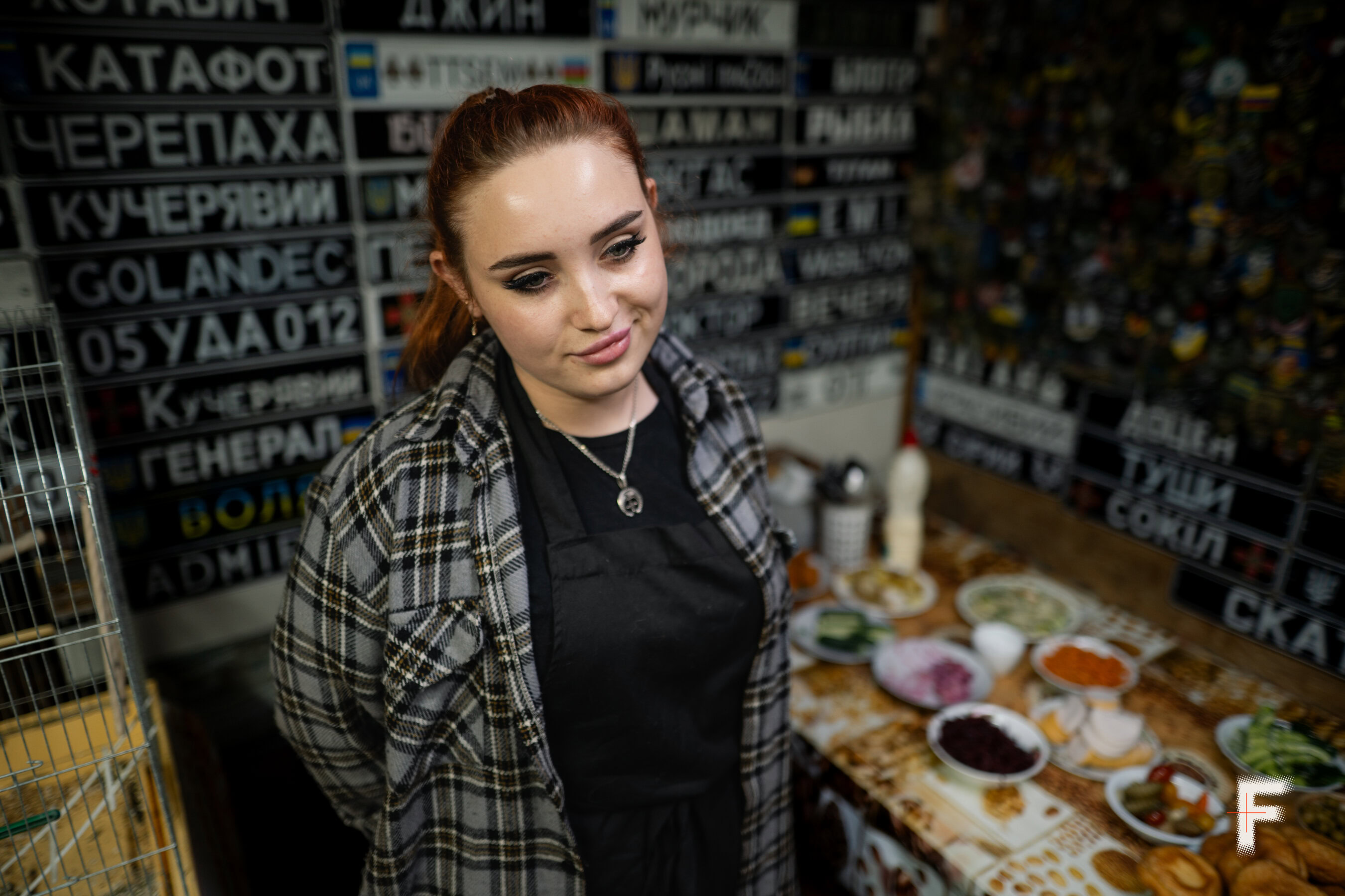 Волонтерка Уляна виконує свою зміну в гуманітарній їдальні «Шлях захисників» у Дніпропетровській області.