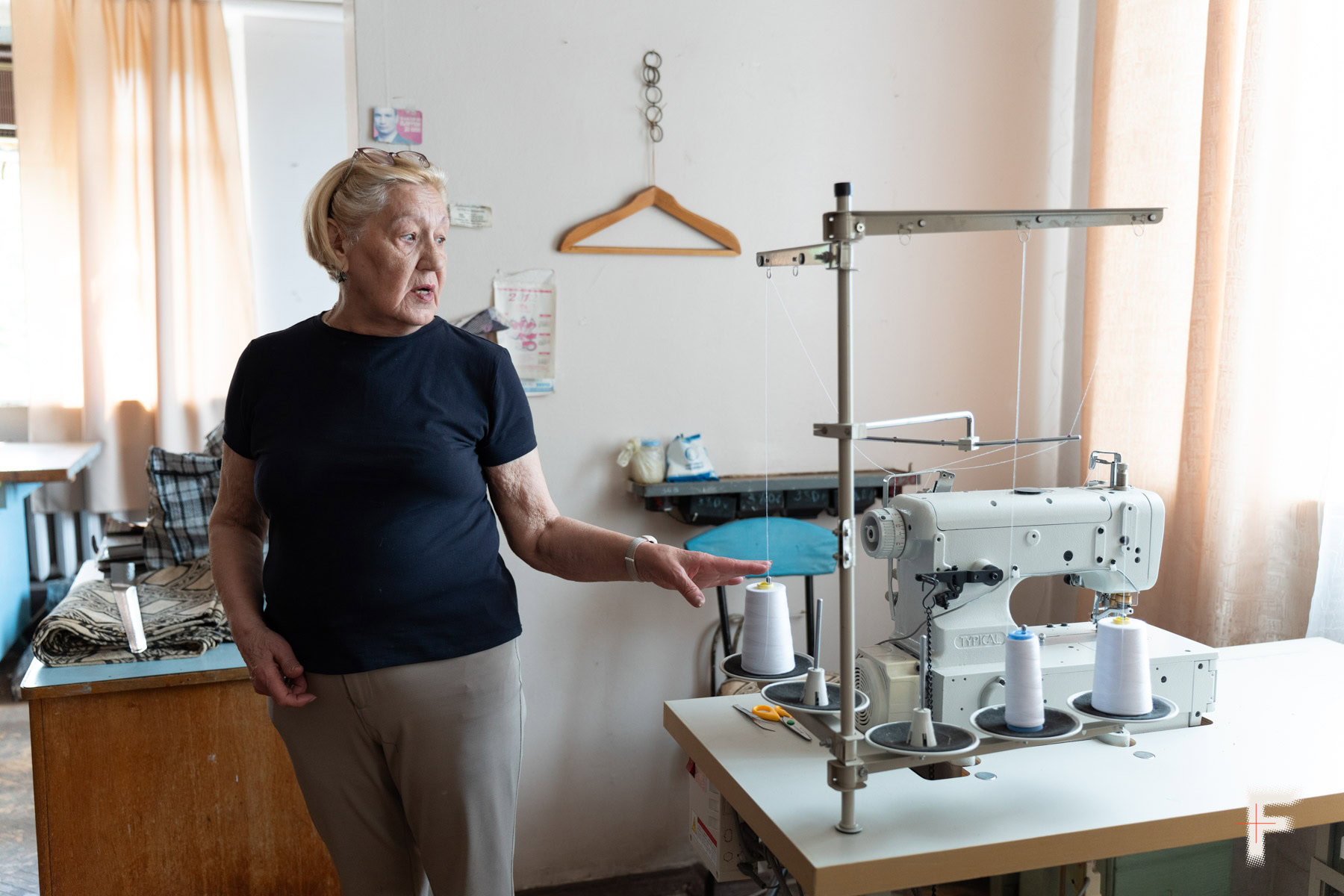 Майстриня Валентина Ладоня демонструє професійне обладнання пошивочного цеху кіностудії Довженка в Києві.
