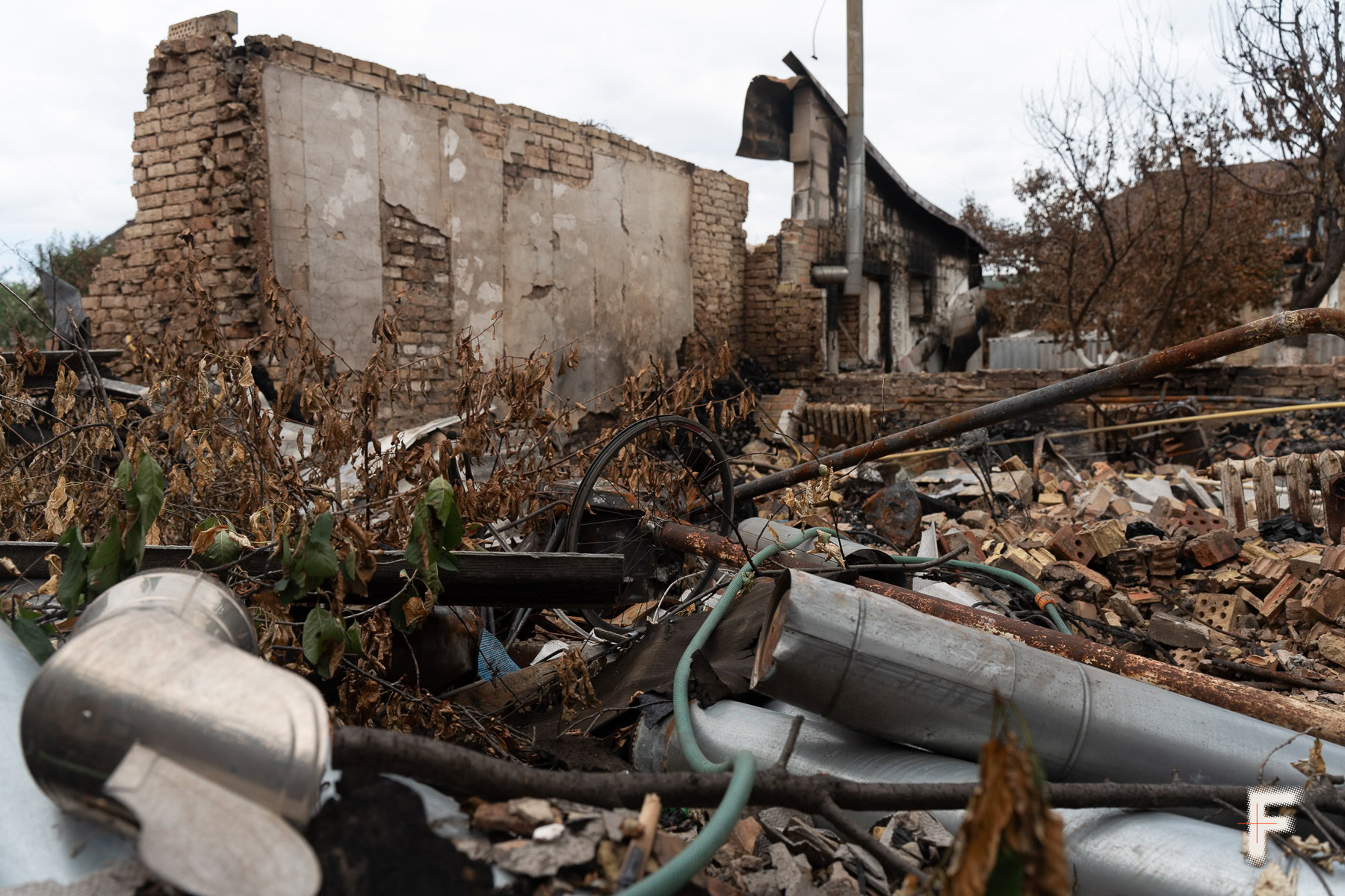 Зруйнований приватний будинок у Вишневому, у підвалі якого рідні місцевої мешканки переховувались під час детонації боєприпасів.