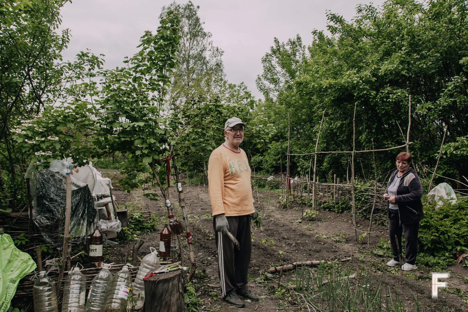 Петро Заболотський показує город, який облаштував на території місця тимчасового проживання в Семках.