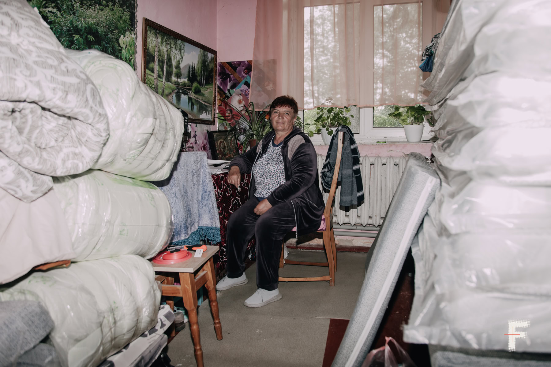 Валентина Козловська, завідувачка господарства місця тимчасового проживання, працює у своєму кабінеті в Семках.