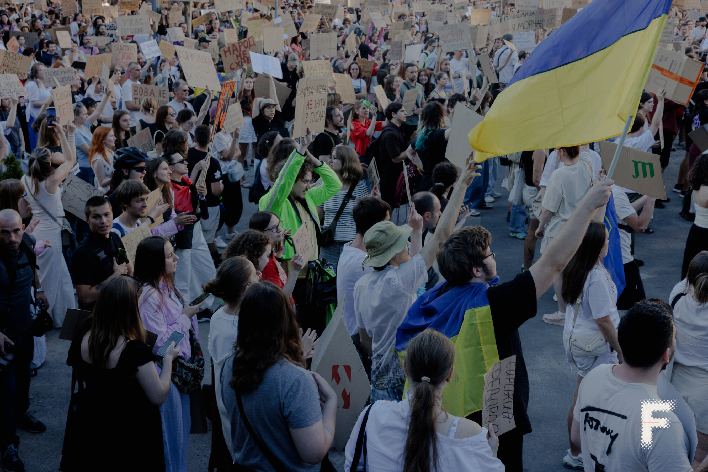 Активісти вийшли на акцію протесту в центрі Києва з вимогою повернути Михайла Федорова на посаду міністра оборони.
