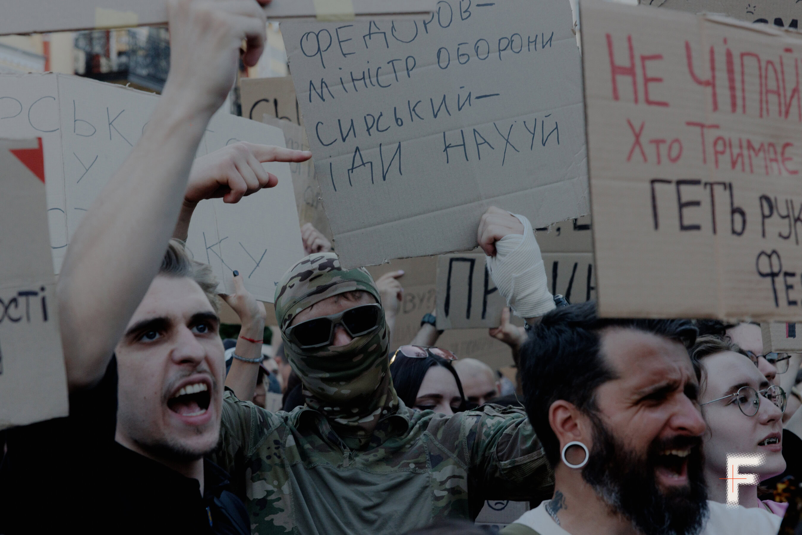 Мітингувальники заповнили площу в Києві, вимагаючи повернення Федорова на посаду міністра оборони.