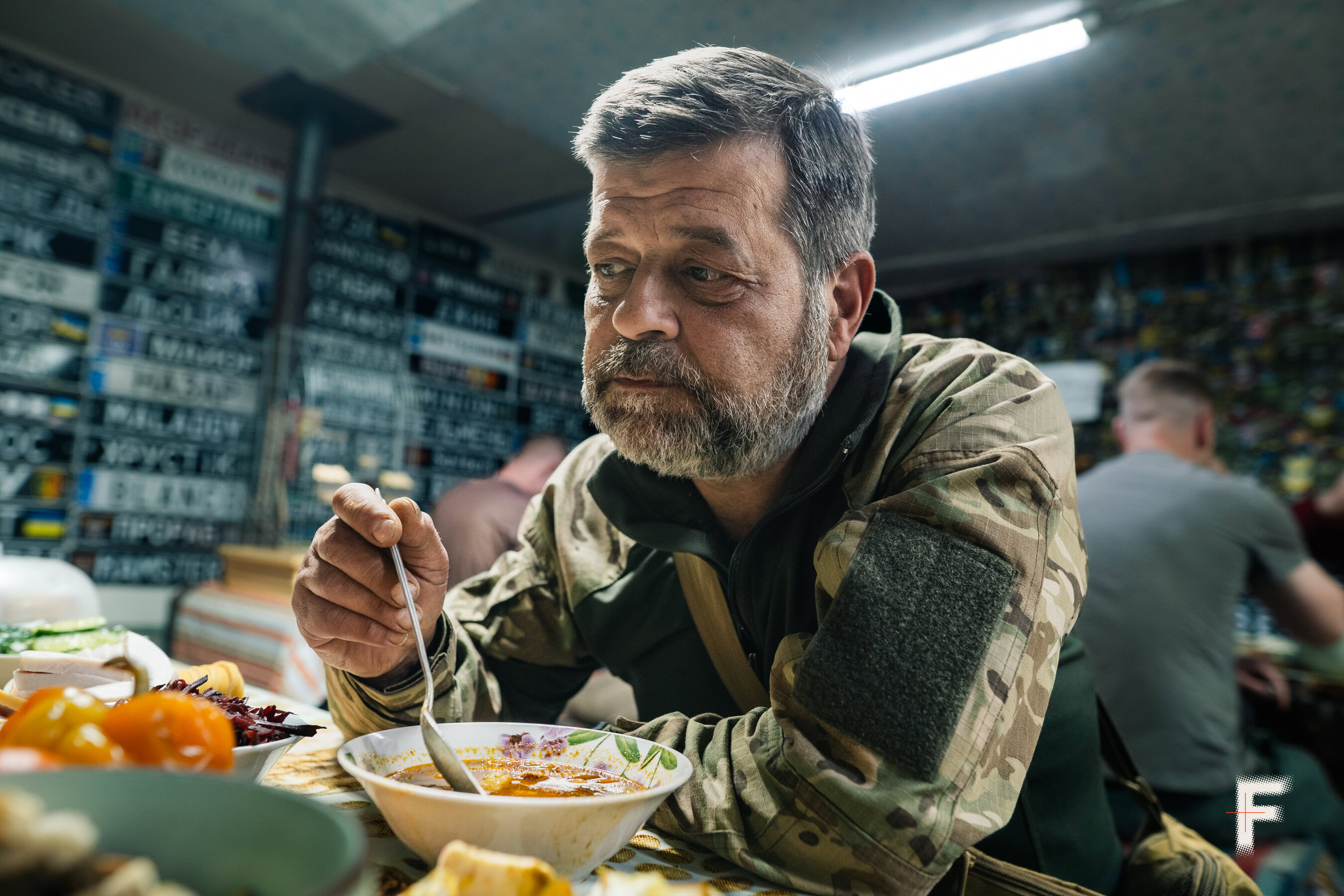 Військовослужбовець із позивним «Препод» відпочиває в гуманітарній їдальні «Шлях захисників» у Дніпропетровській області.