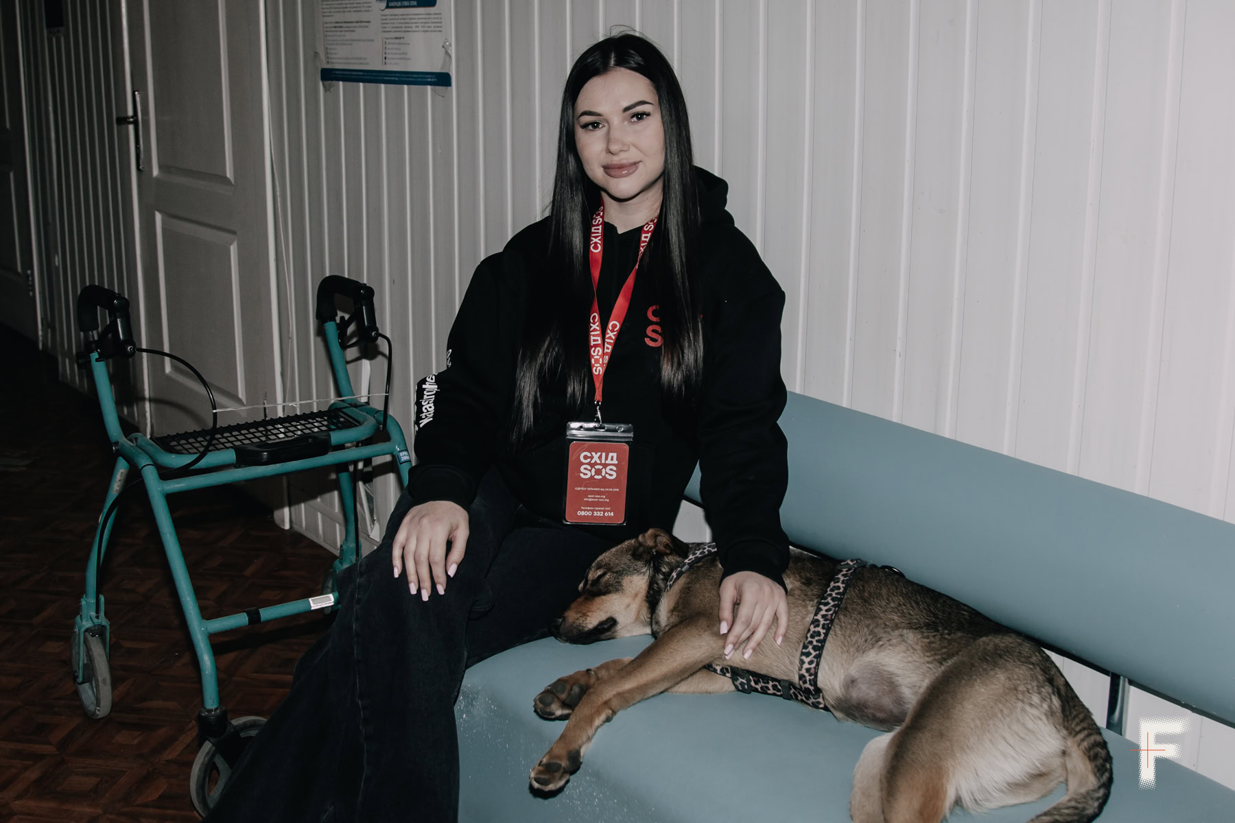 Юристка фонду «Схід SOS» Аліна Стеблянко працює над відновленням документів евакуйованих у центрі «Океан Добра».