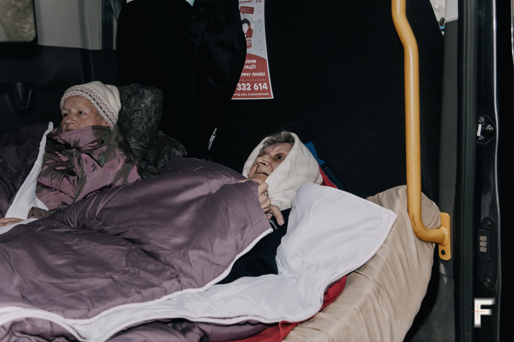 Ще один кадр очікування евакуації: Світлана Карлова готується до переїзду в місце постійного проживання.