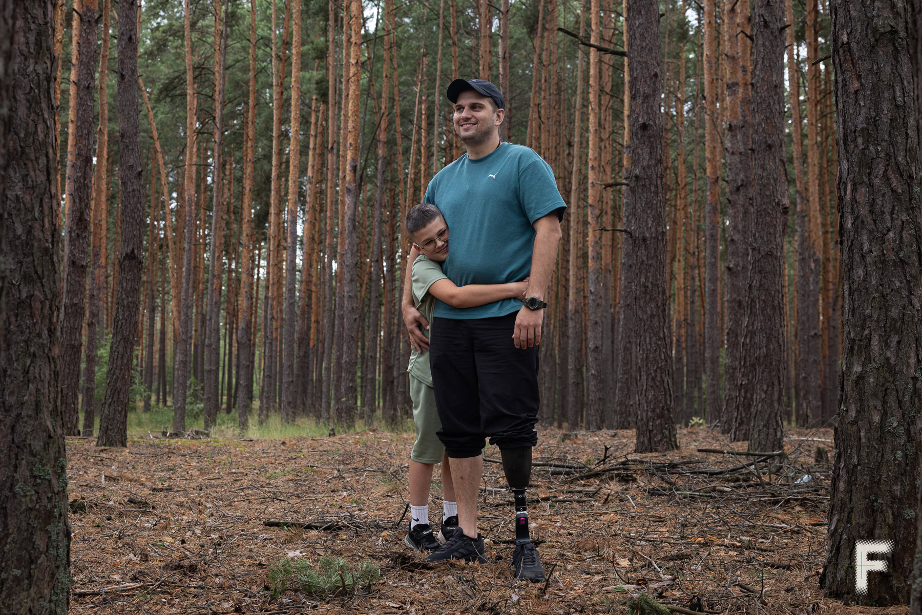 Юрій Юрченко прогулюється лісом із сином Кирилом у селі Ясногородка під час дводенної відпустки.