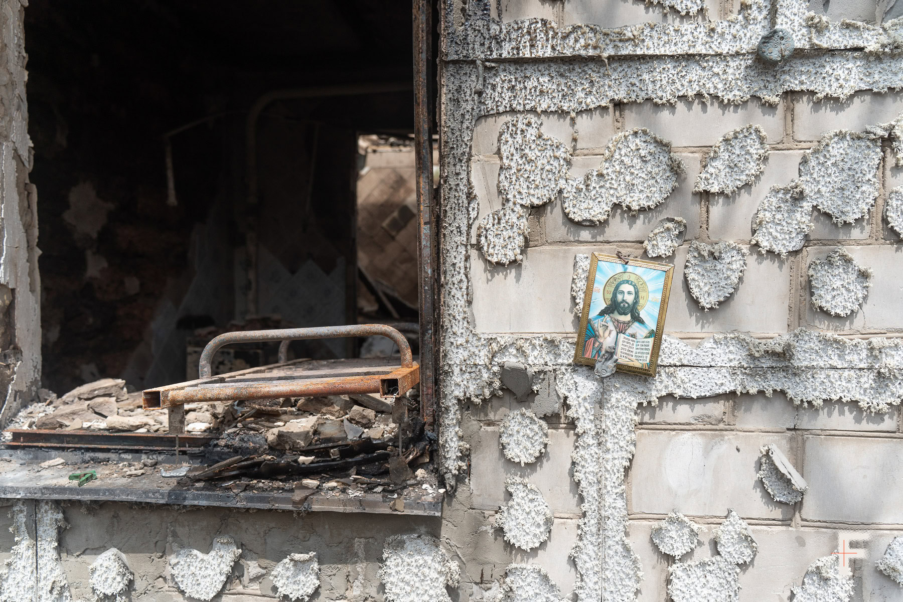 Всередині будинку Людмили Іщенко вибиті вікна та завалені кімнати після вибухової хвилі в Вишневому.