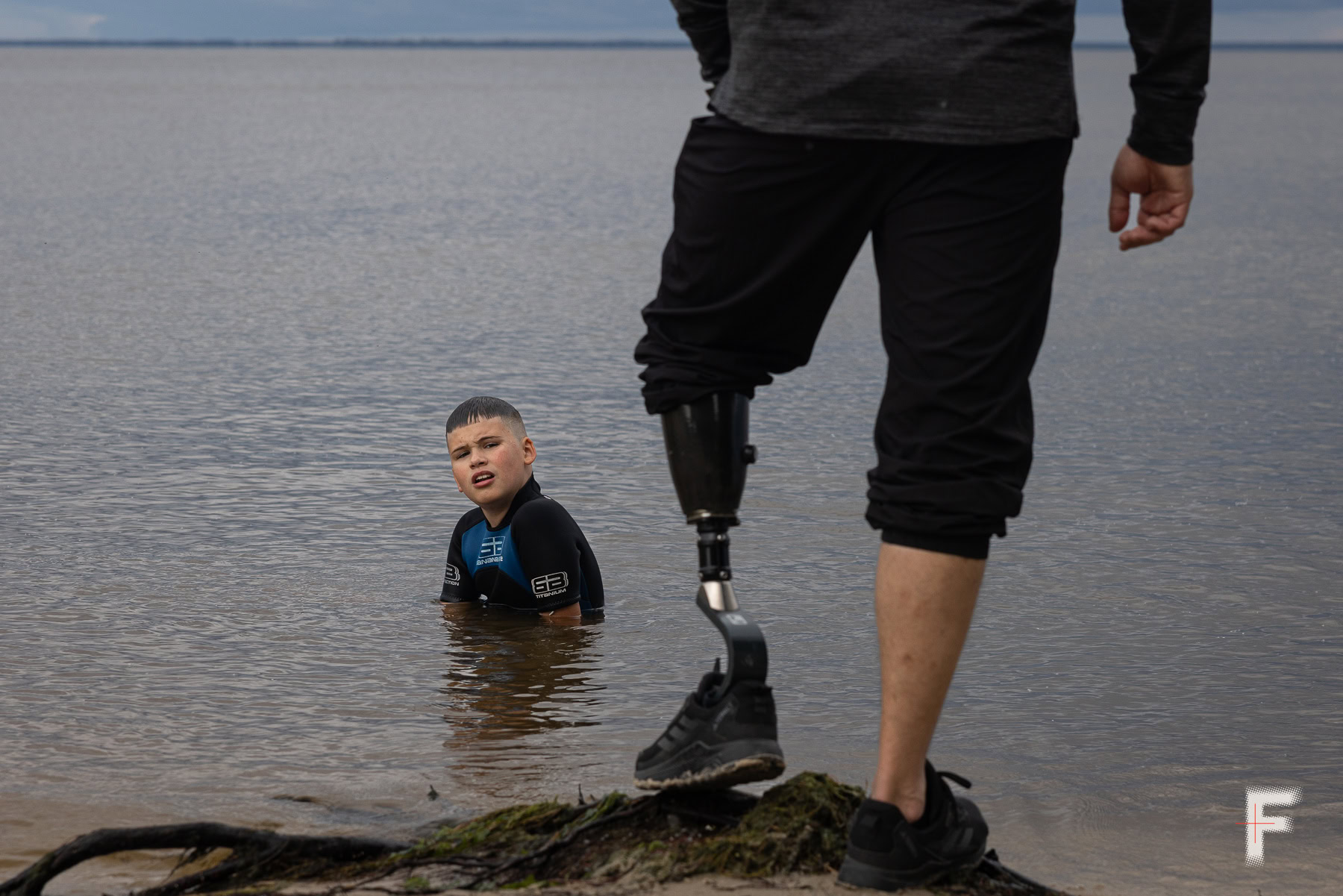 Юрій Юрченко разом із сином Кирилом відпочивають у воді під час уроку фрідайвінгу в Ясногородці.
