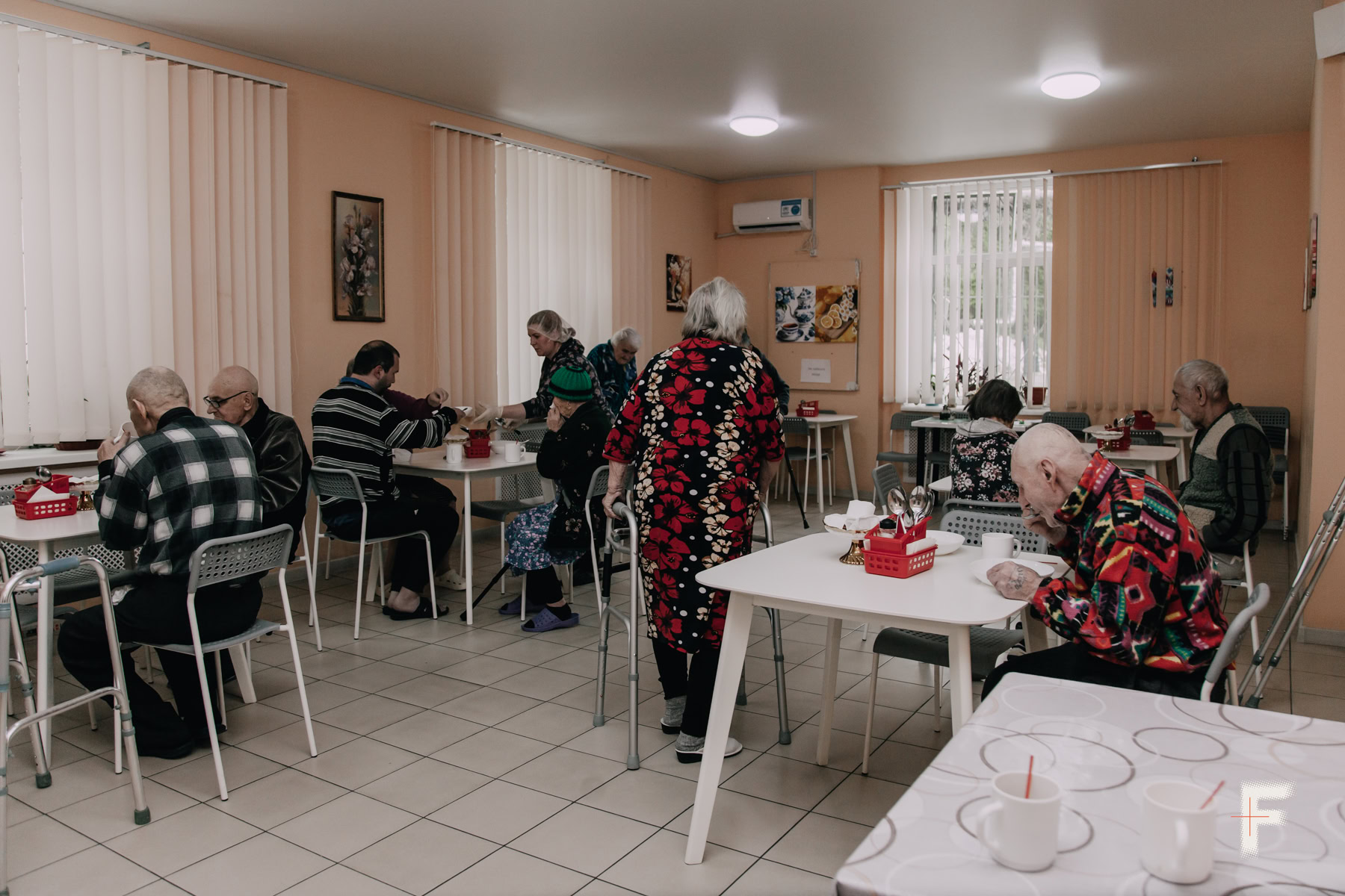Мешканці центру соціальної адаптації людей з інвалідністю «Океан Добра» вечеряють у їдальні.