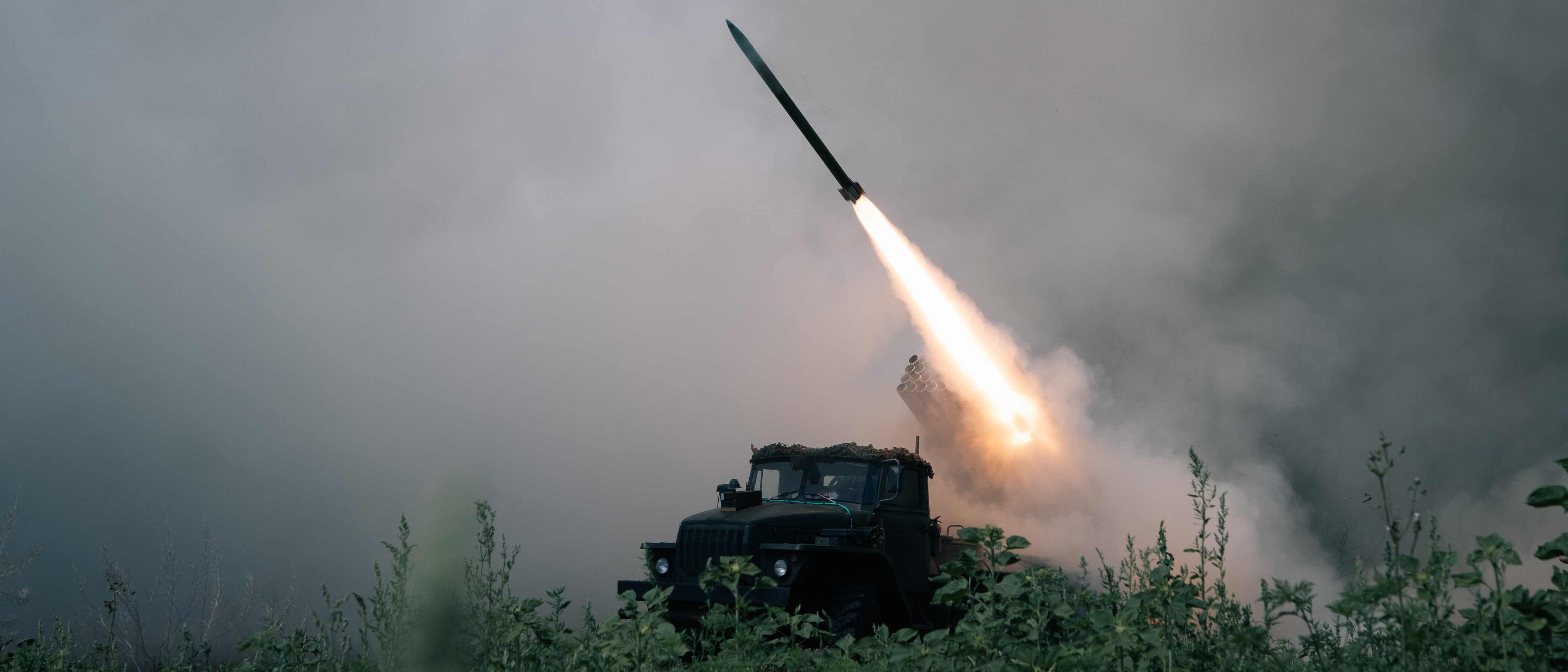 Реактивна система залпового вогню БМ-21 «Град» 148-ї артилерійської бригади на вогневій позиції в Дніпропетровській області.